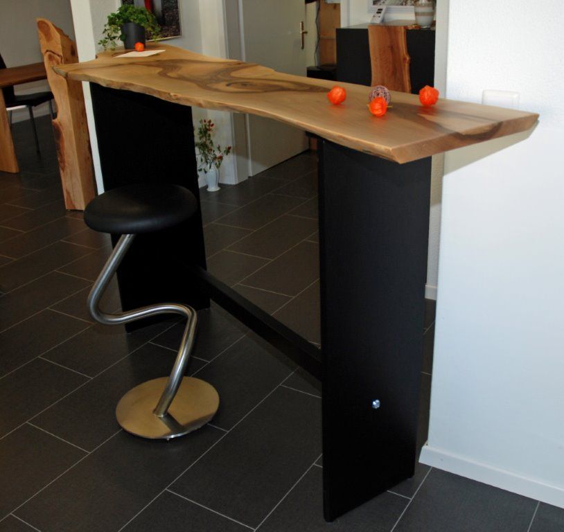 Ein Holztisch mit zwei Orangen darauf