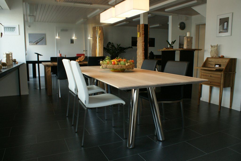 Ein Esstisch mit einer Obstschale darauf