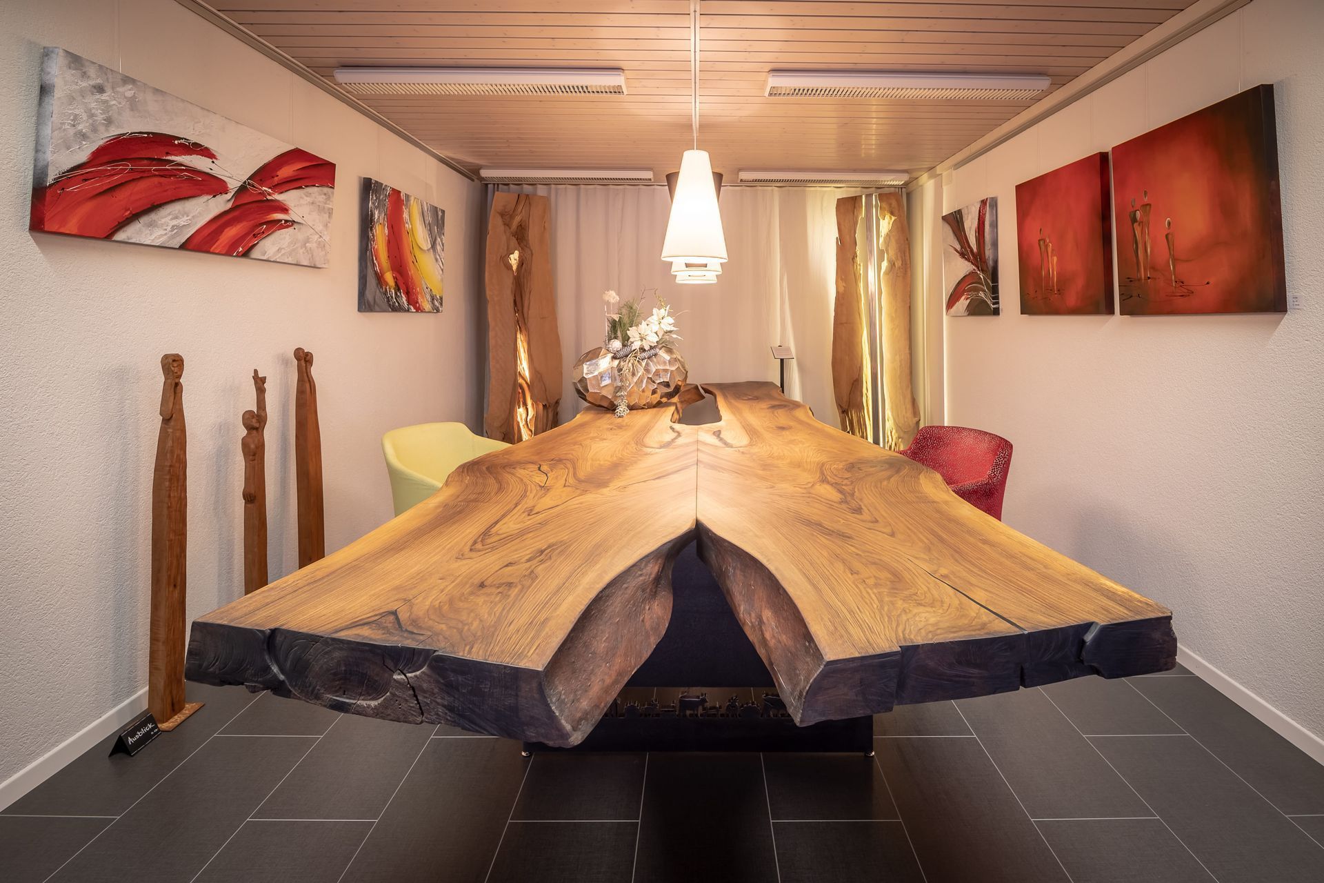 Detailansicht eines geschnitzten Holztürpanels, bereit zur Montage
