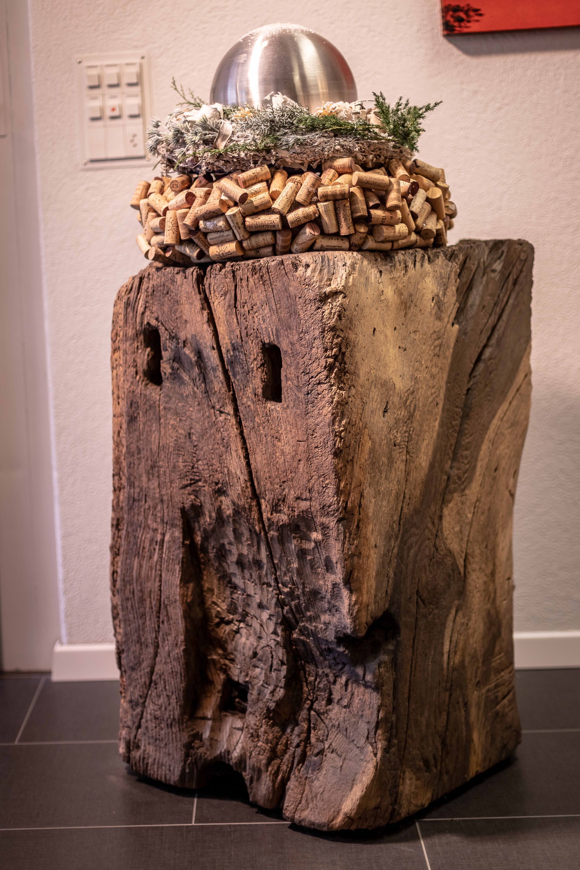 Ein Holzblock mit einer Vase mit Blumen darauf