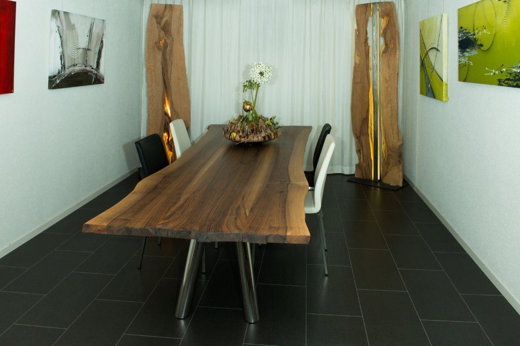 Ein Esszimmer mit einem langen Holztisch und Stühlen