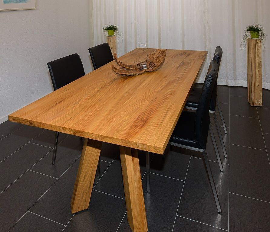 Ein Holztisch mit einer Schüssel darauf