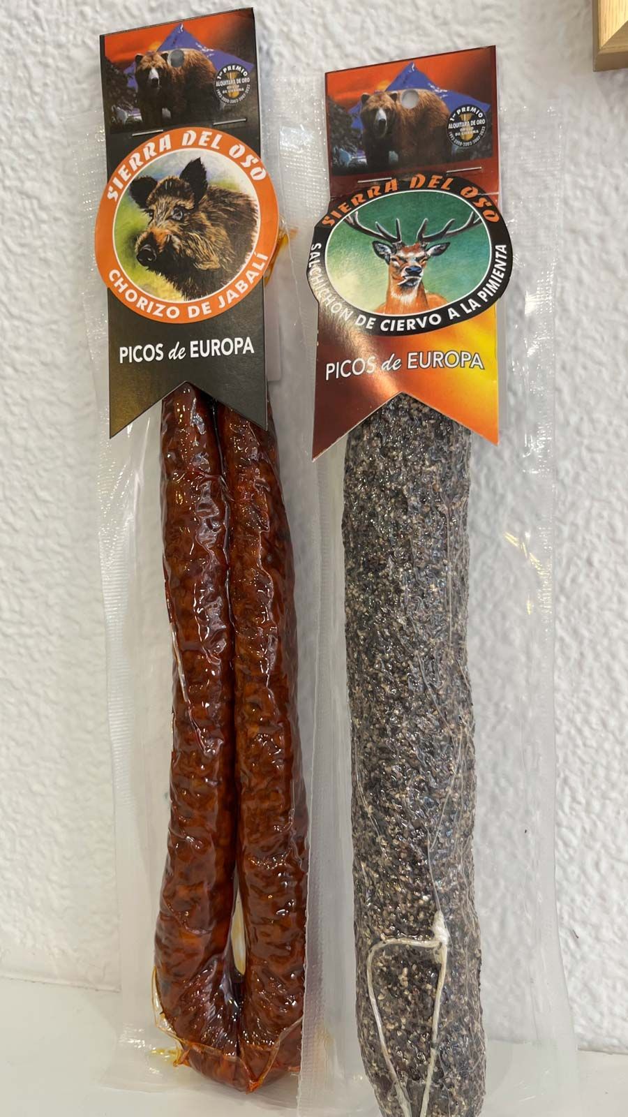 Dos salchichas están sentadas una al lado de la otra en una mesa.