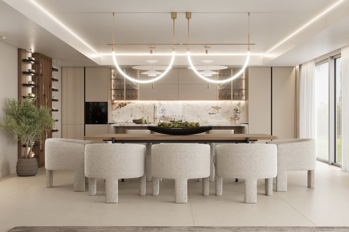 Un comedor con una mesa y sillas y una lámpara de araña colgando del techo.