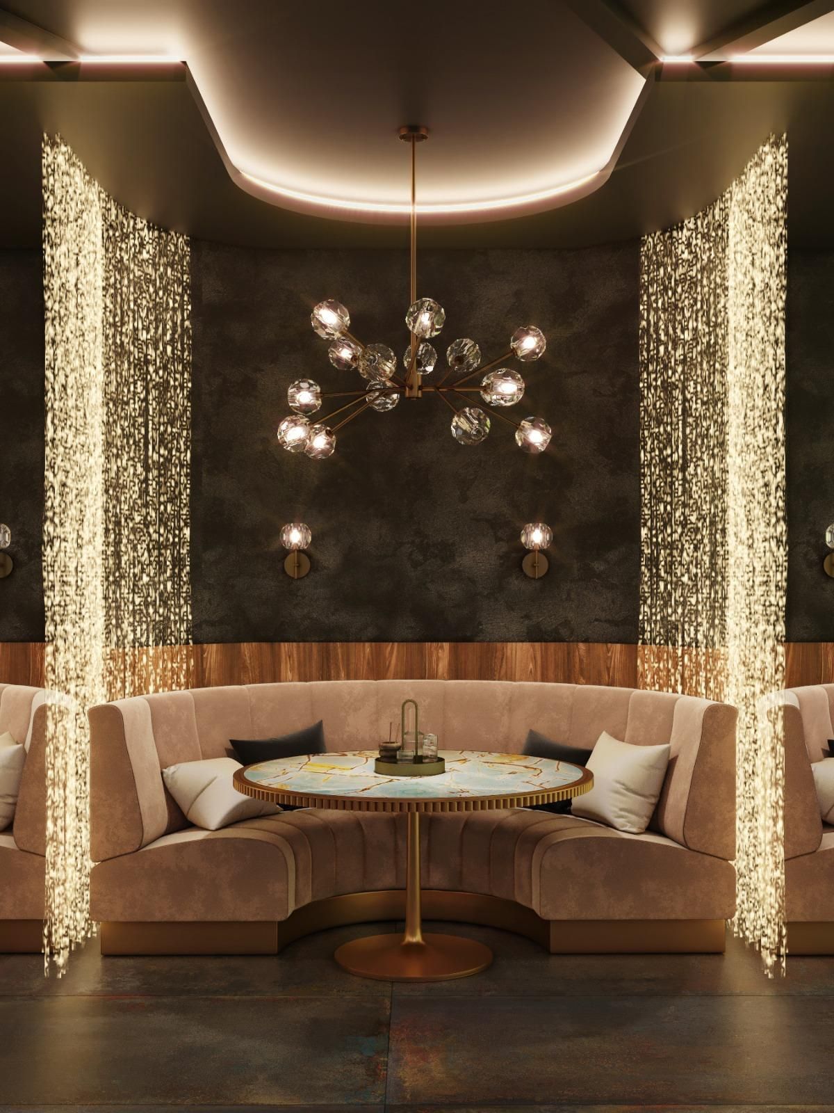 Una habitación con un sofá y una mesa con una lámpara de araña colgando del techo.