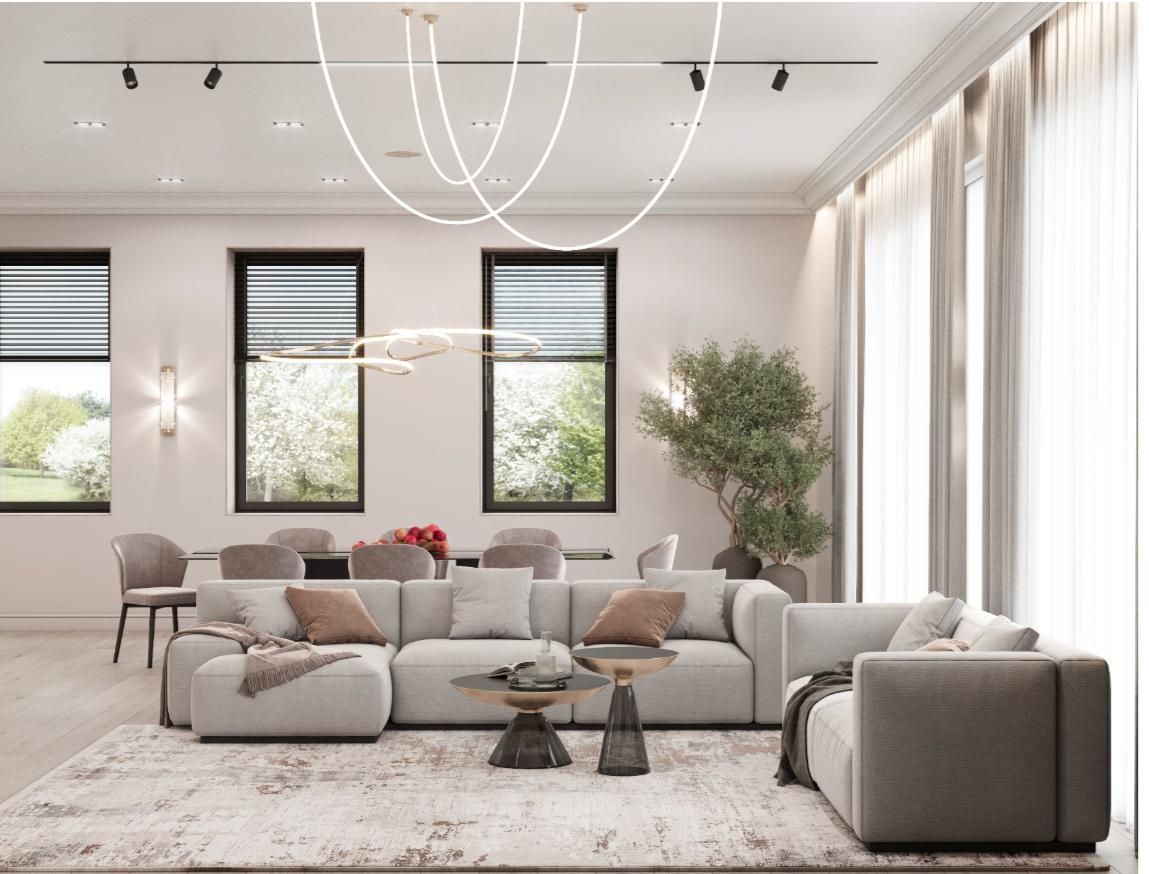 Una sala de estar con un sofá grande, dos mesas de café y dos ventanas.