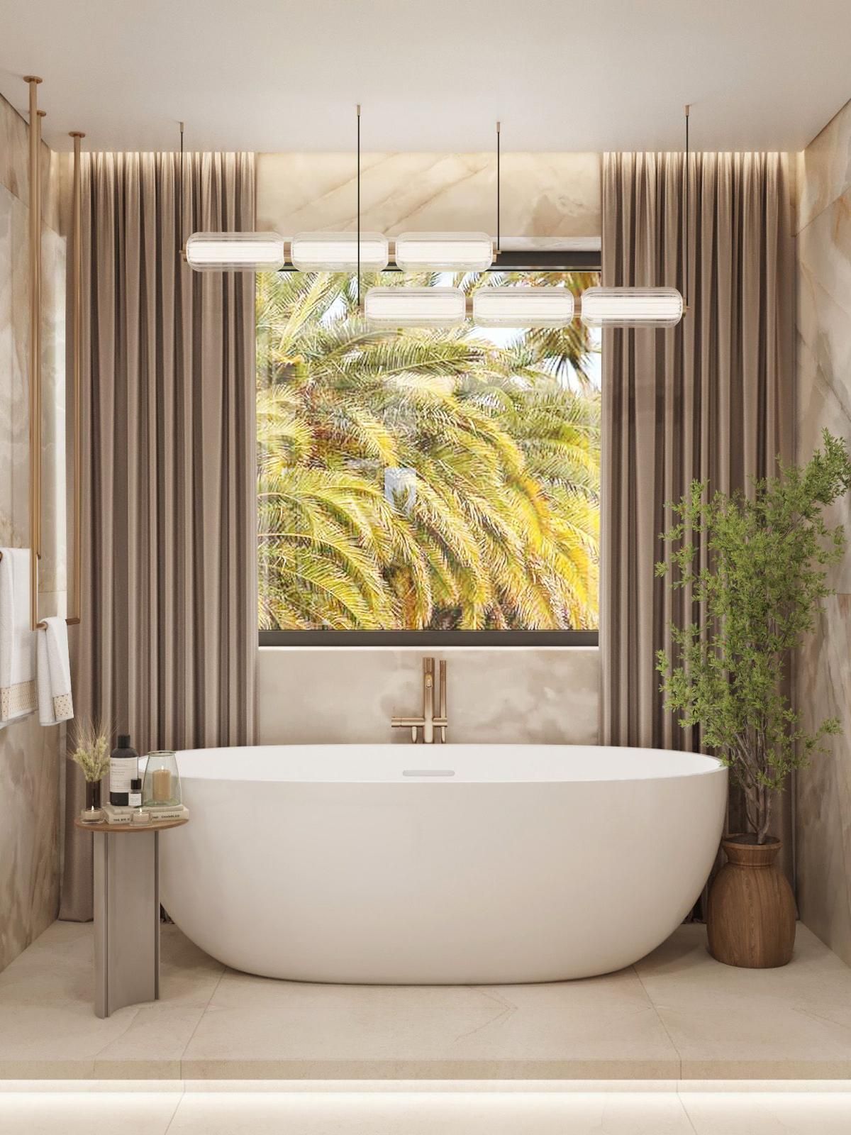 Un baño con bañera grande y una ventana con palmeras al fondo.