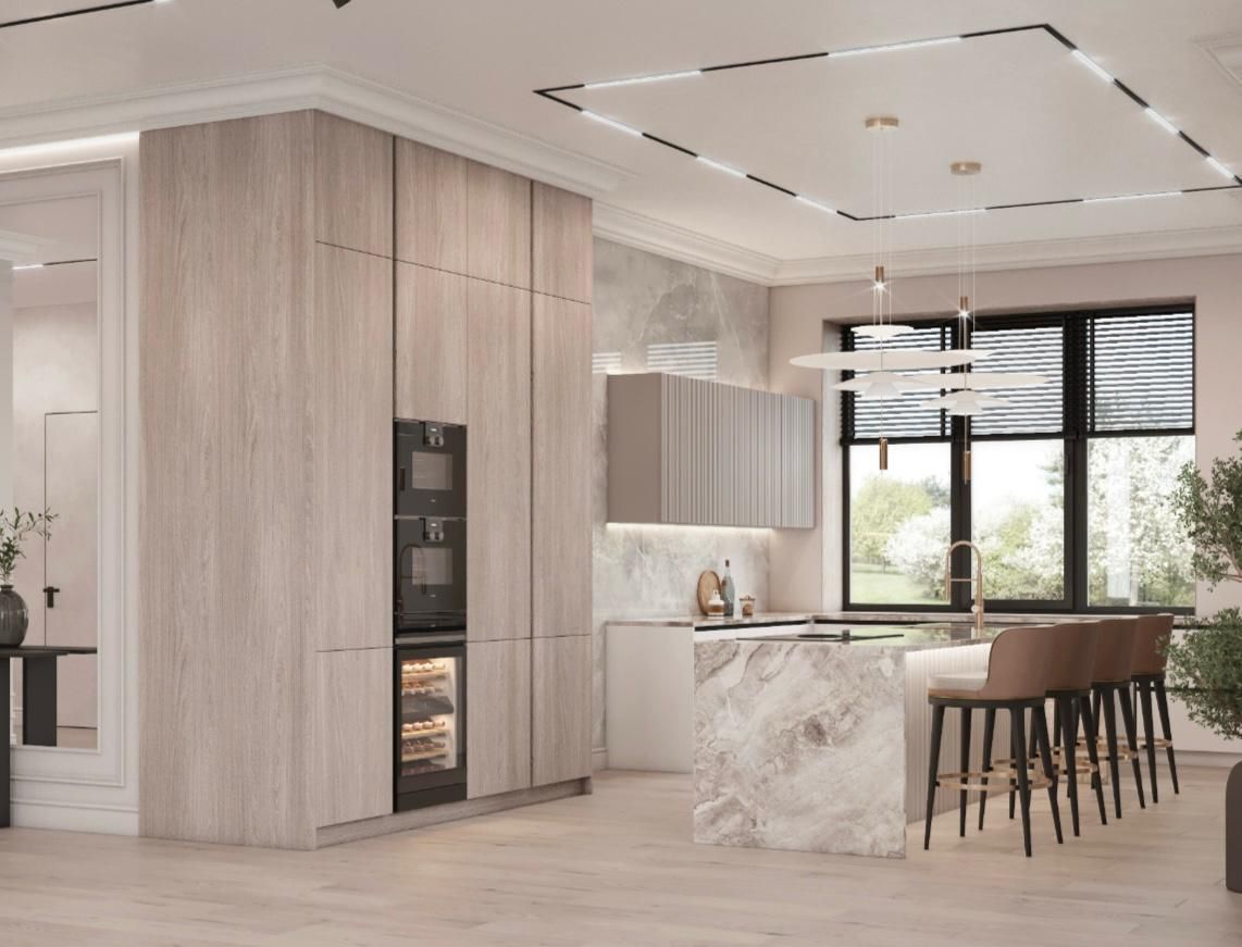 Una cocina con una gran isla, taburetes y un refrigerador.