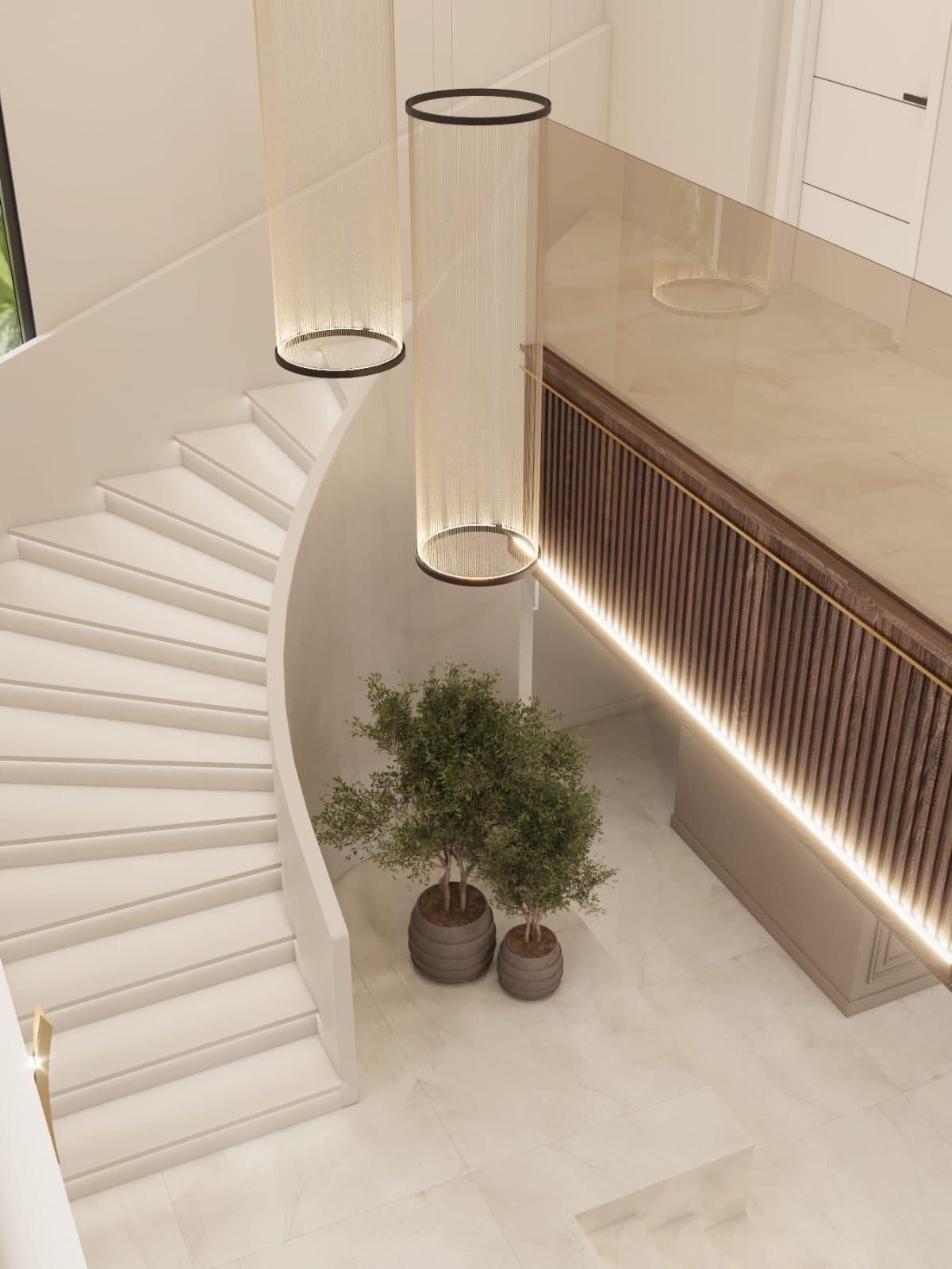 Una vista aérea de una escalera de caracol con plantas en macetas en el suelo.