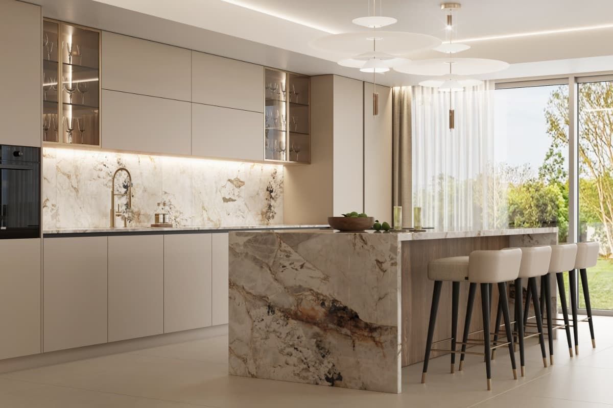 Una cocina con una gran isla en el medio y taburetes.