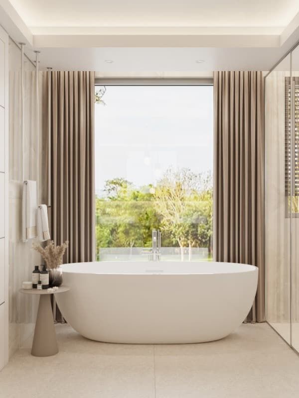 Un baño con bañera y un gran ventanal.