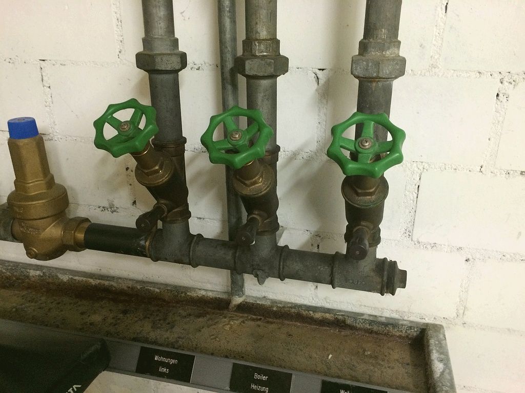 Hauptverteilung Ventile und Tropfwasserrinne ersetzen vorher