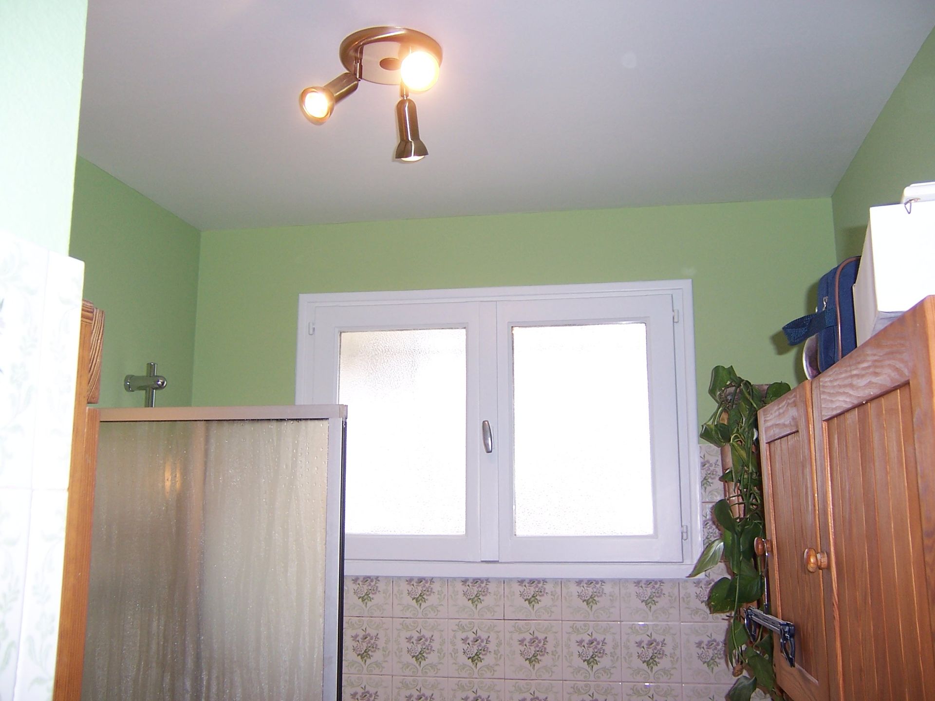 Photo d'un mur vert avec une fenêtre