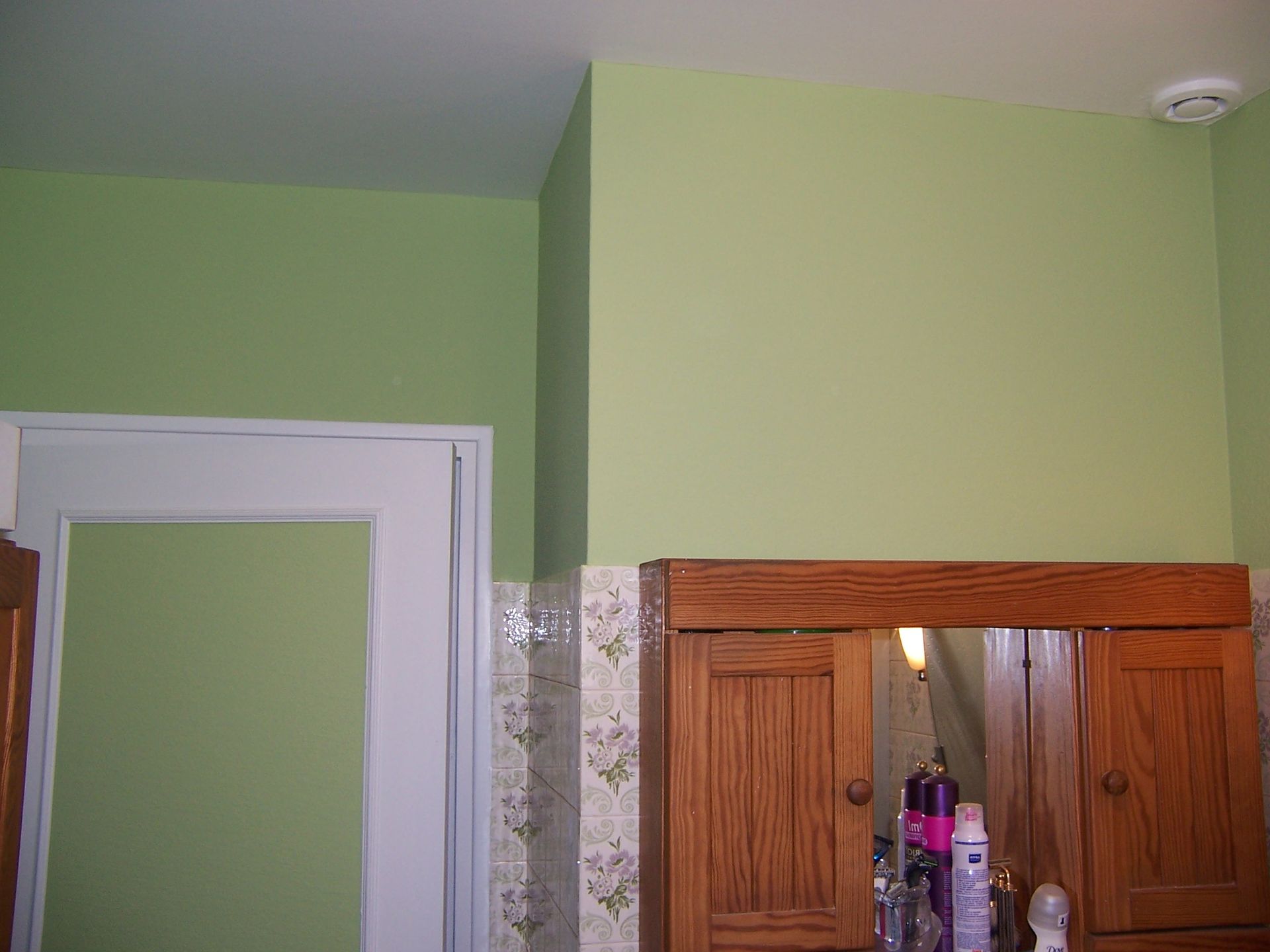 Photo d'un mur vert avec une porte blanche et verte