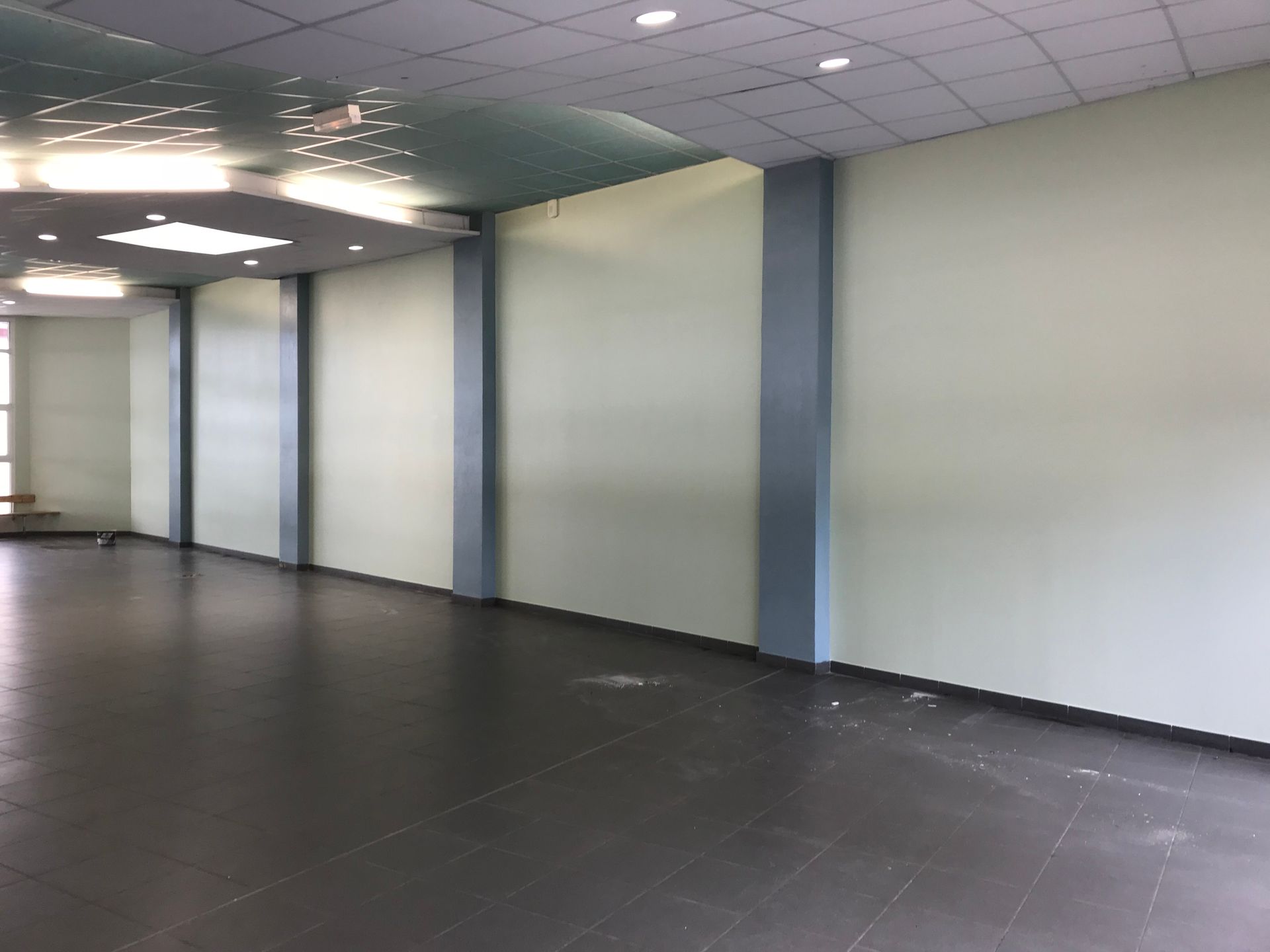 Photo d'un mur beige avec des poutres grises