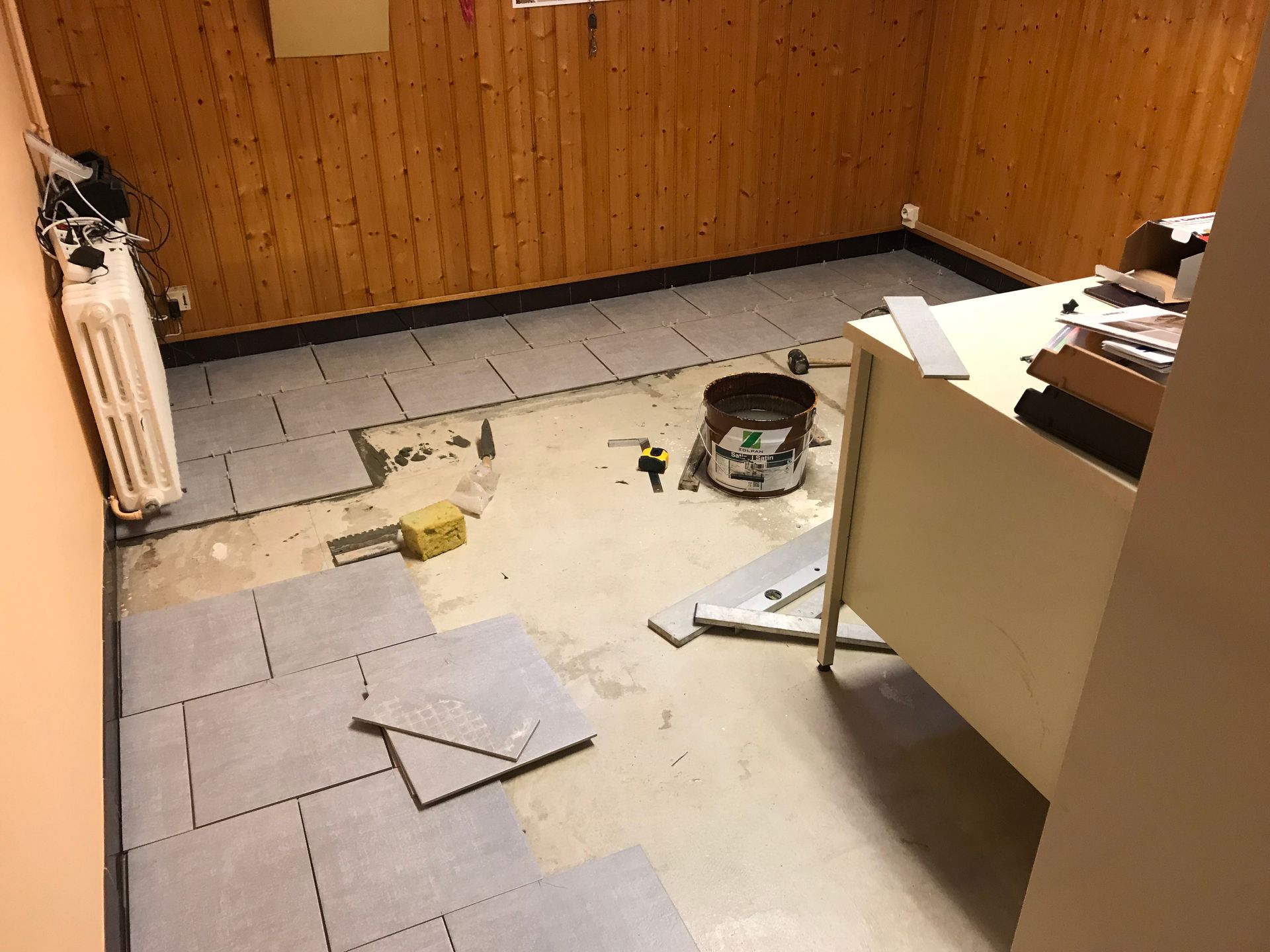 Photo de la pose d'un carrelage