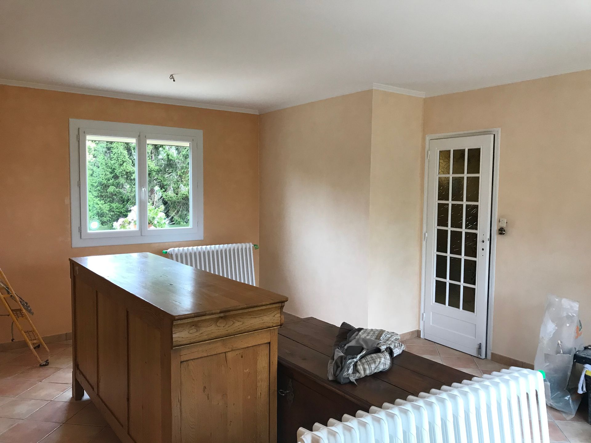 Photo d'un séjour aux murs beiges