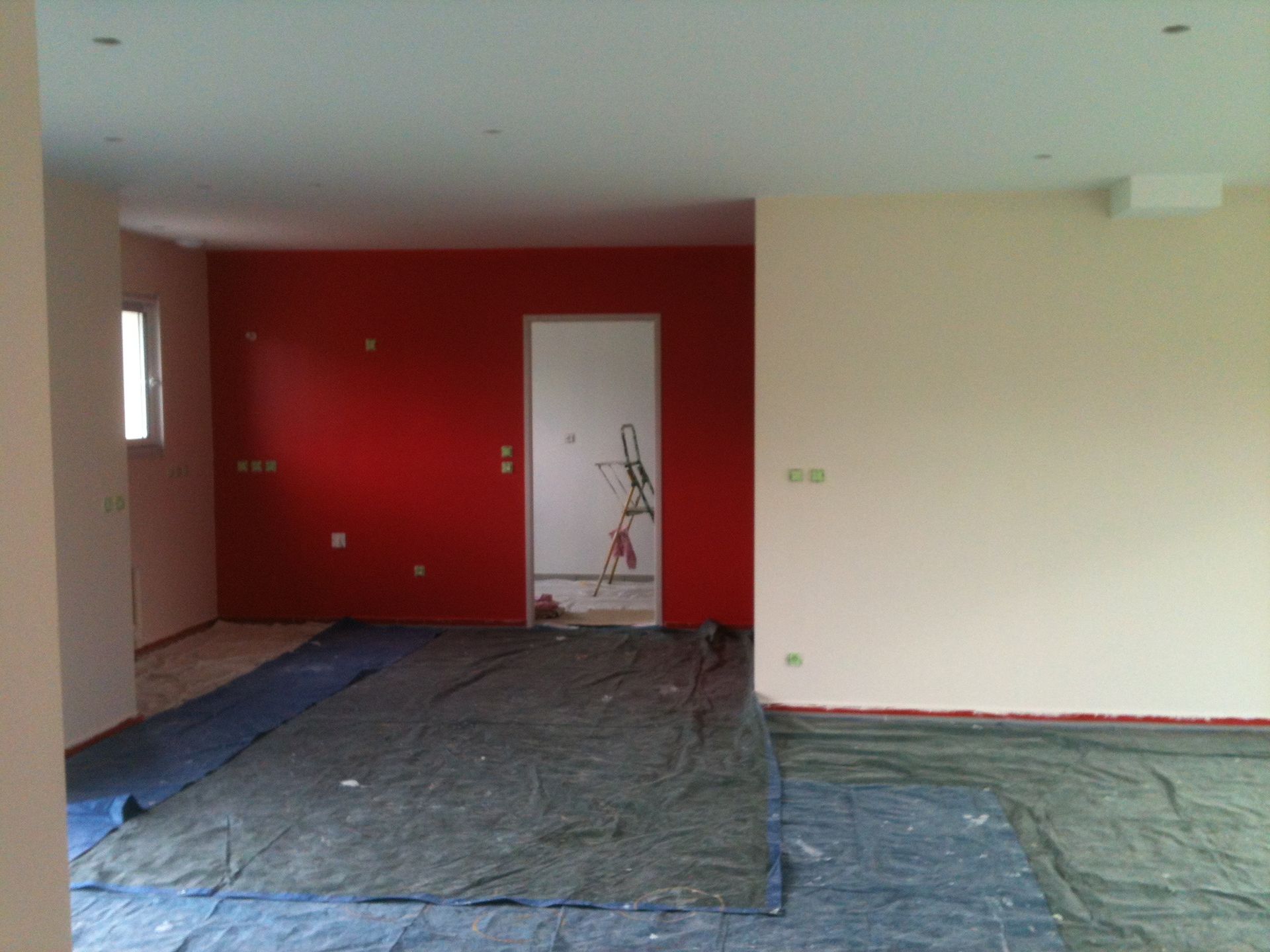 Photo d'une pièce avec les murs rouges et beiges