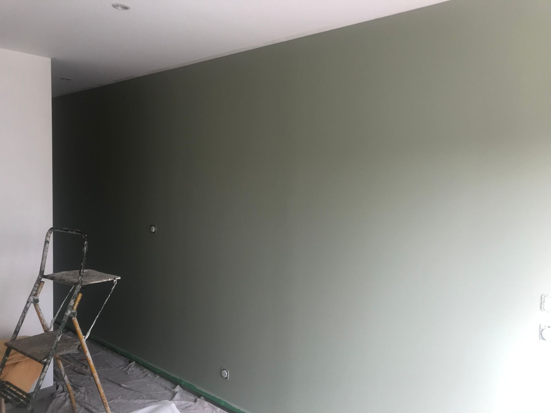 Photo d'un mur repeint en vert