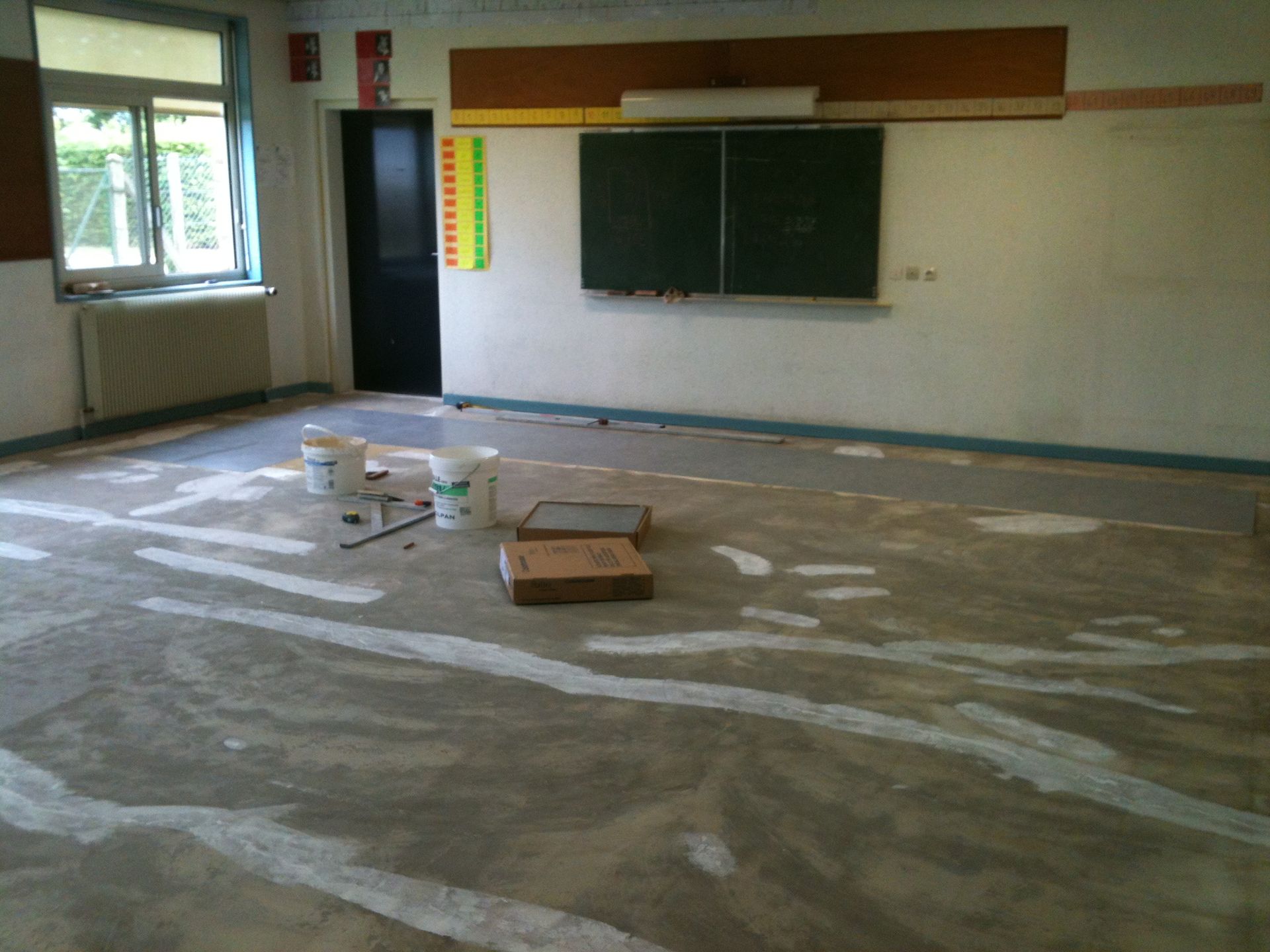 Photo d'une pose de dalles PVC au sol