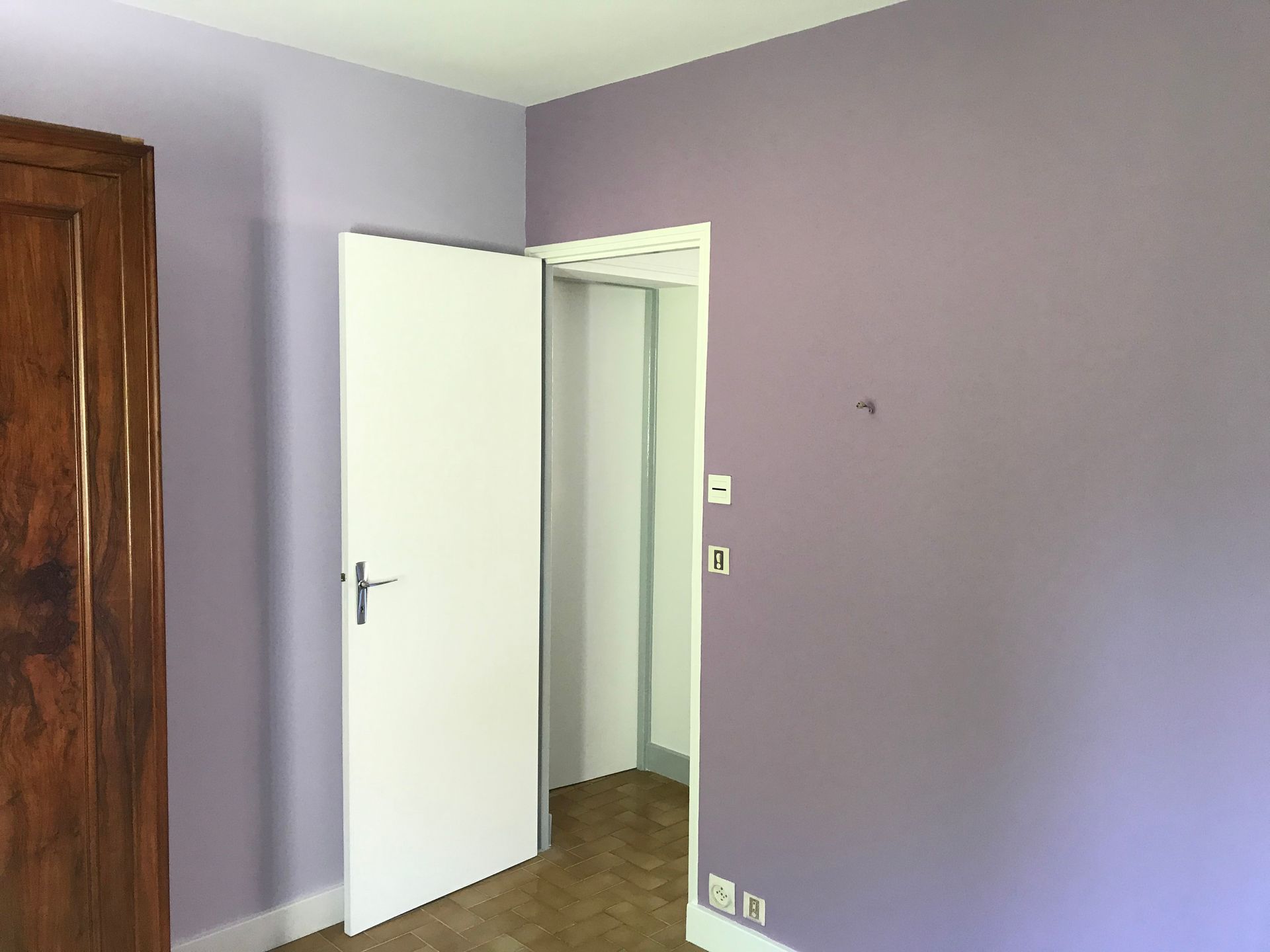 Photo d'un mur violet