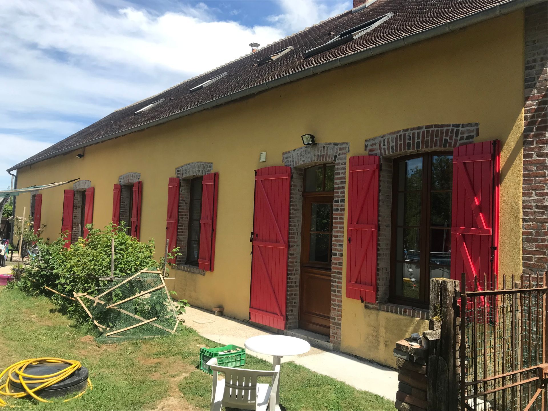 Photo de l'arrière d'une maison avec un crépi jaune