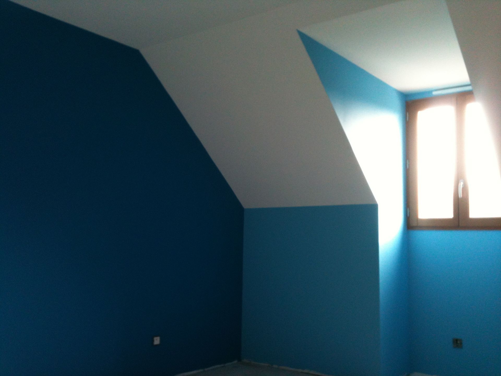 Photo d'un mur bleu et blanc