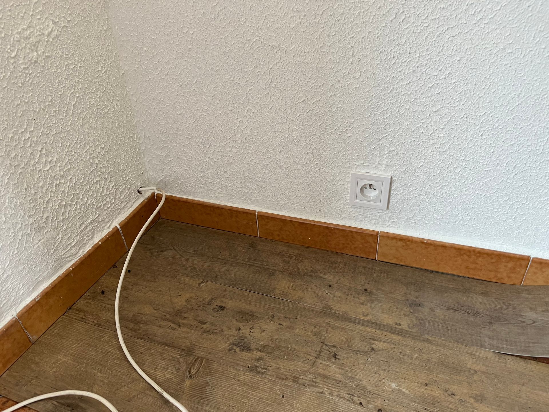 Photo en gros plan d'un parquet imitation bois dans un angle