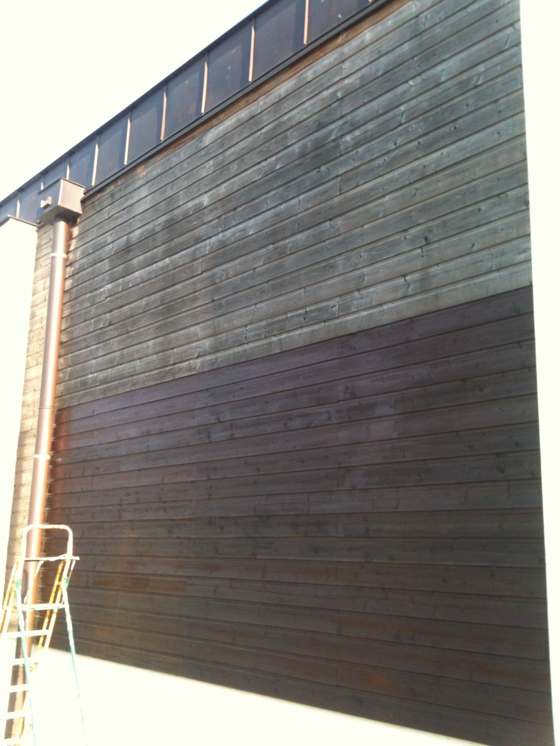 Photo d'un bardage en bois en train d'être rénové