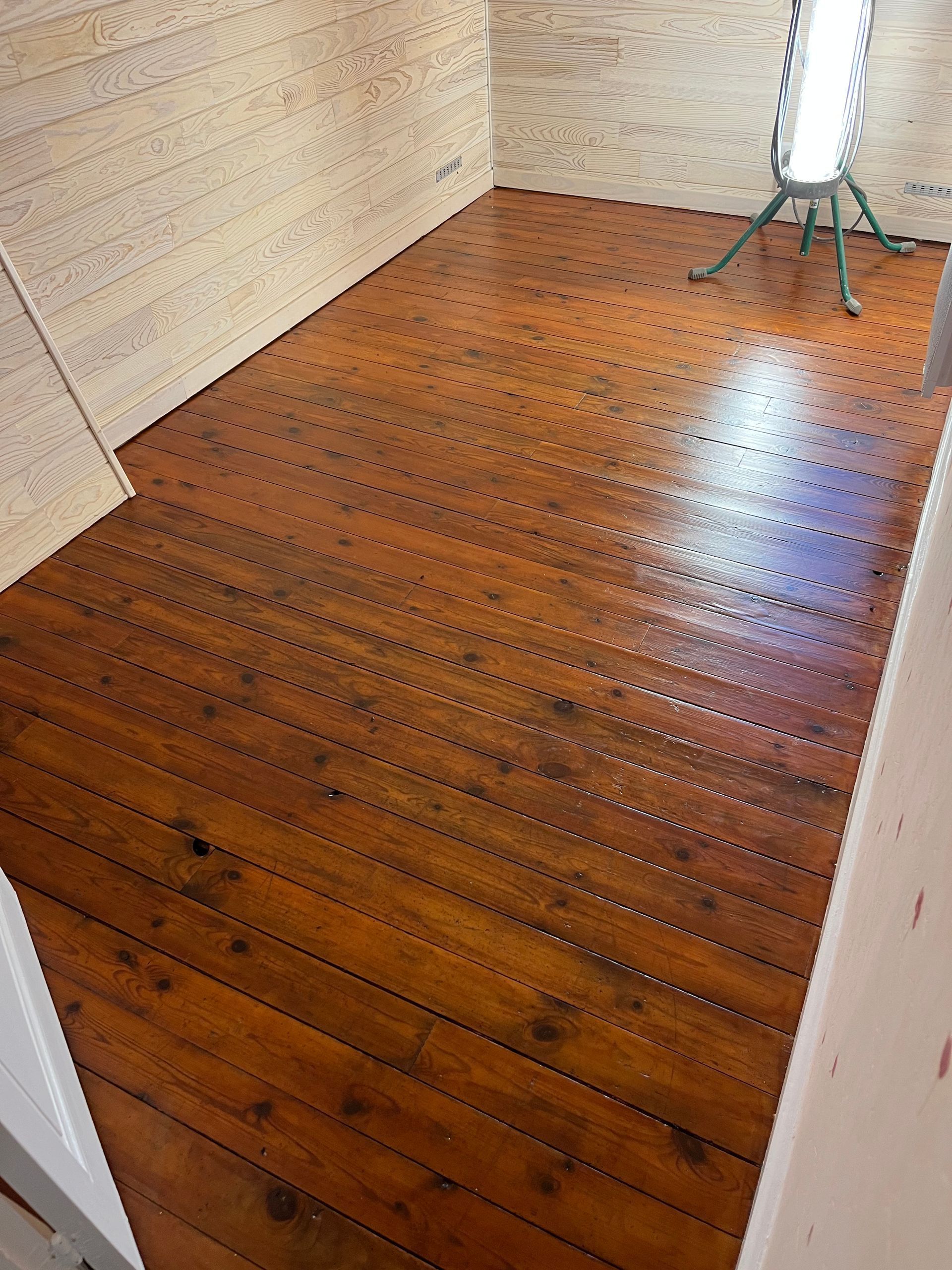 Photo d'un plancher marron et brillant