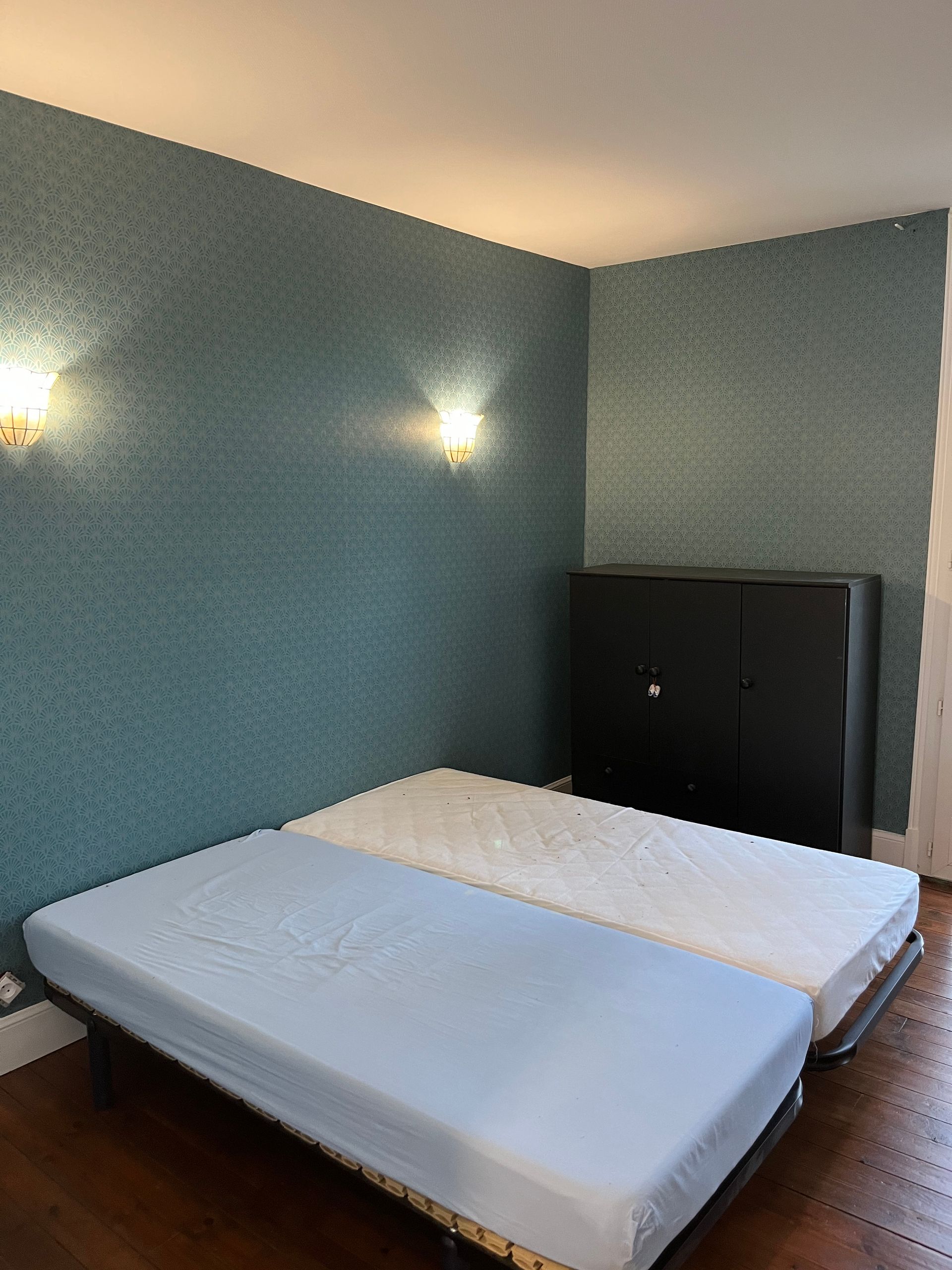 Photo d'un mur bleu dans une chambre