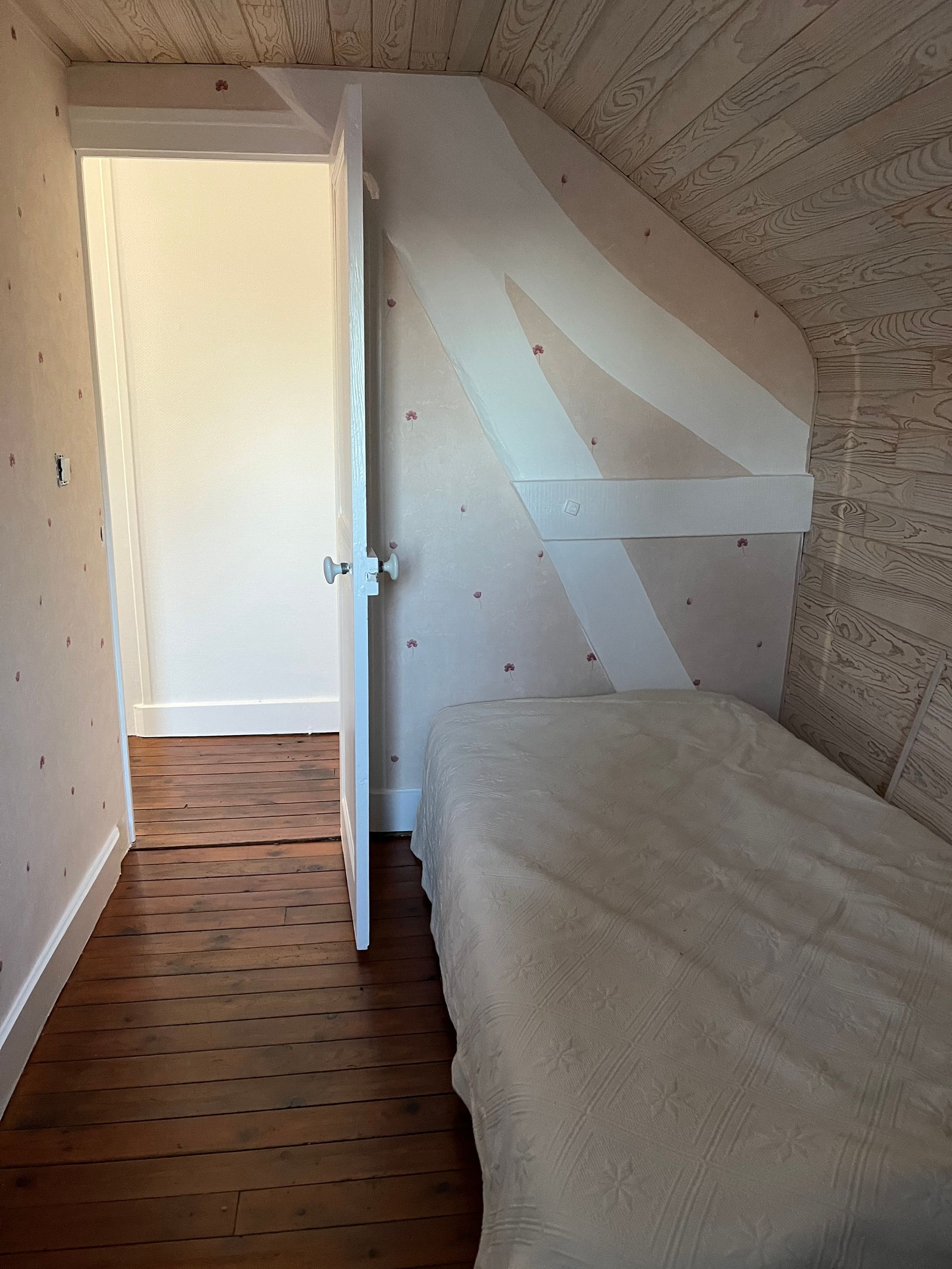 Photo d'un plancher en bois dans une chambre