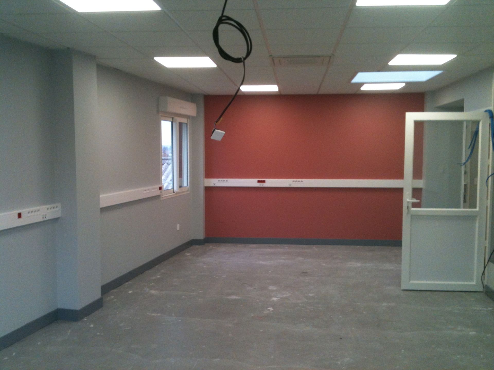 Photo d'une pièce avec les murs gris et rouge bordeaux