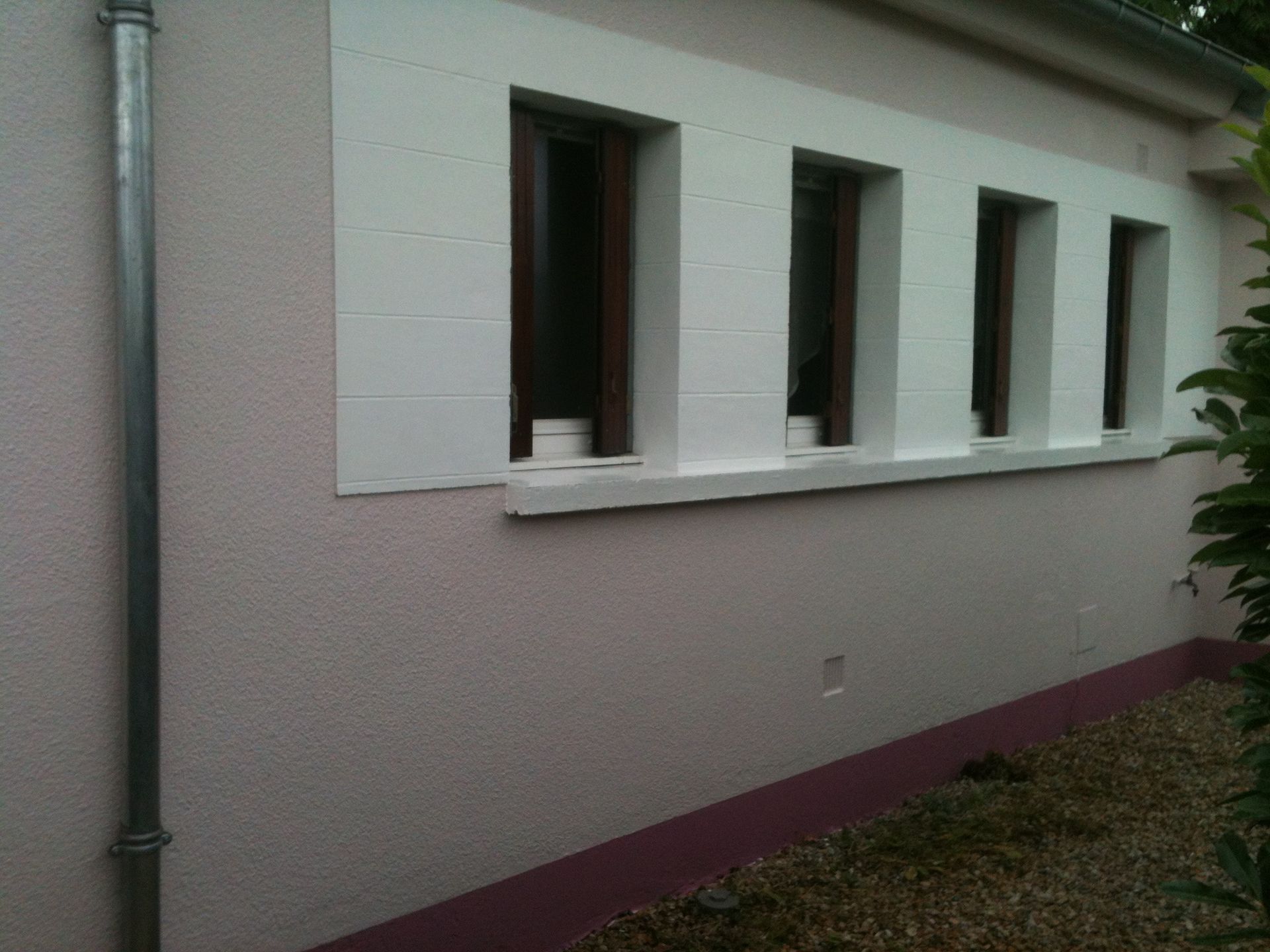 Photo de fenêtres avec un tour en crépi blanc