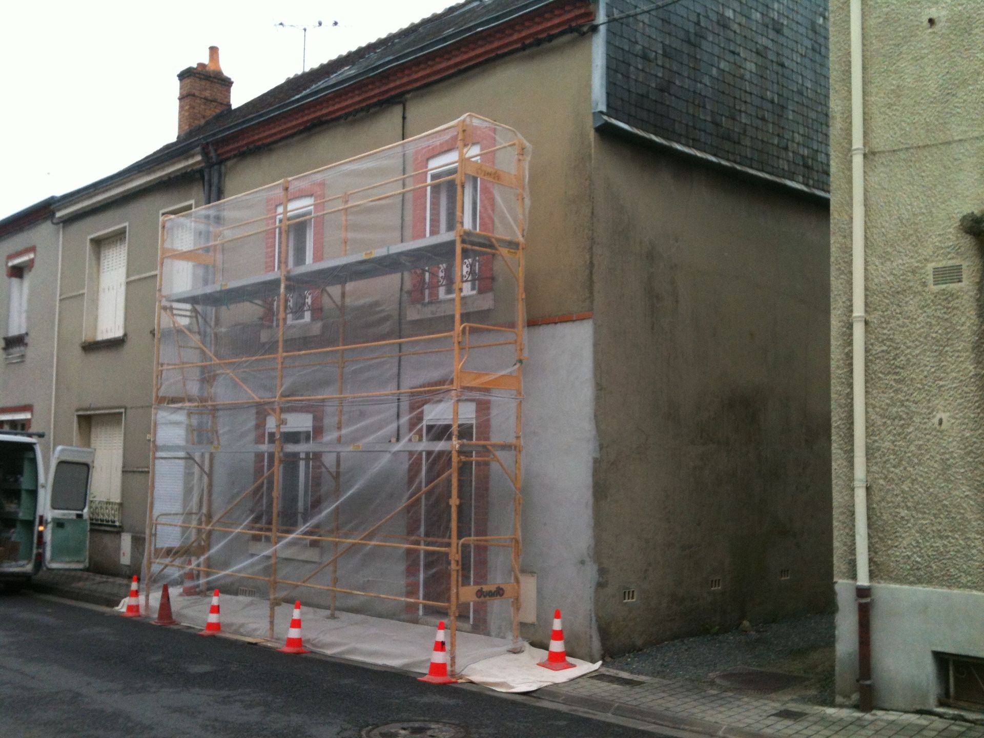 Photo d'un échaffaudage pendant un ravalement de façade