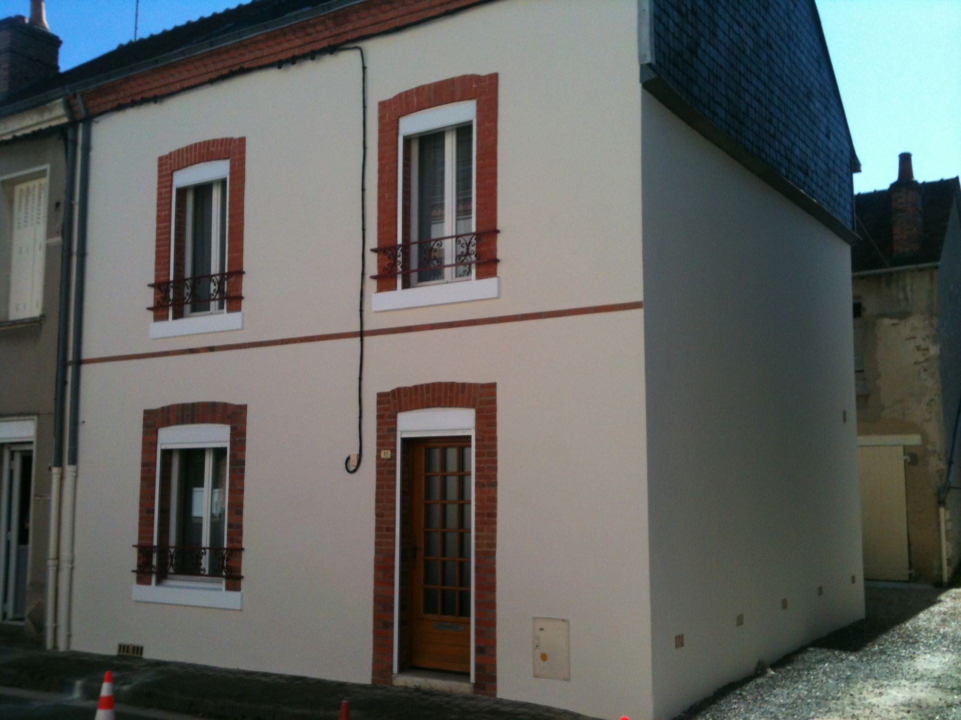 Photo de l'extérieur d'une maison nettoyés et repeinte