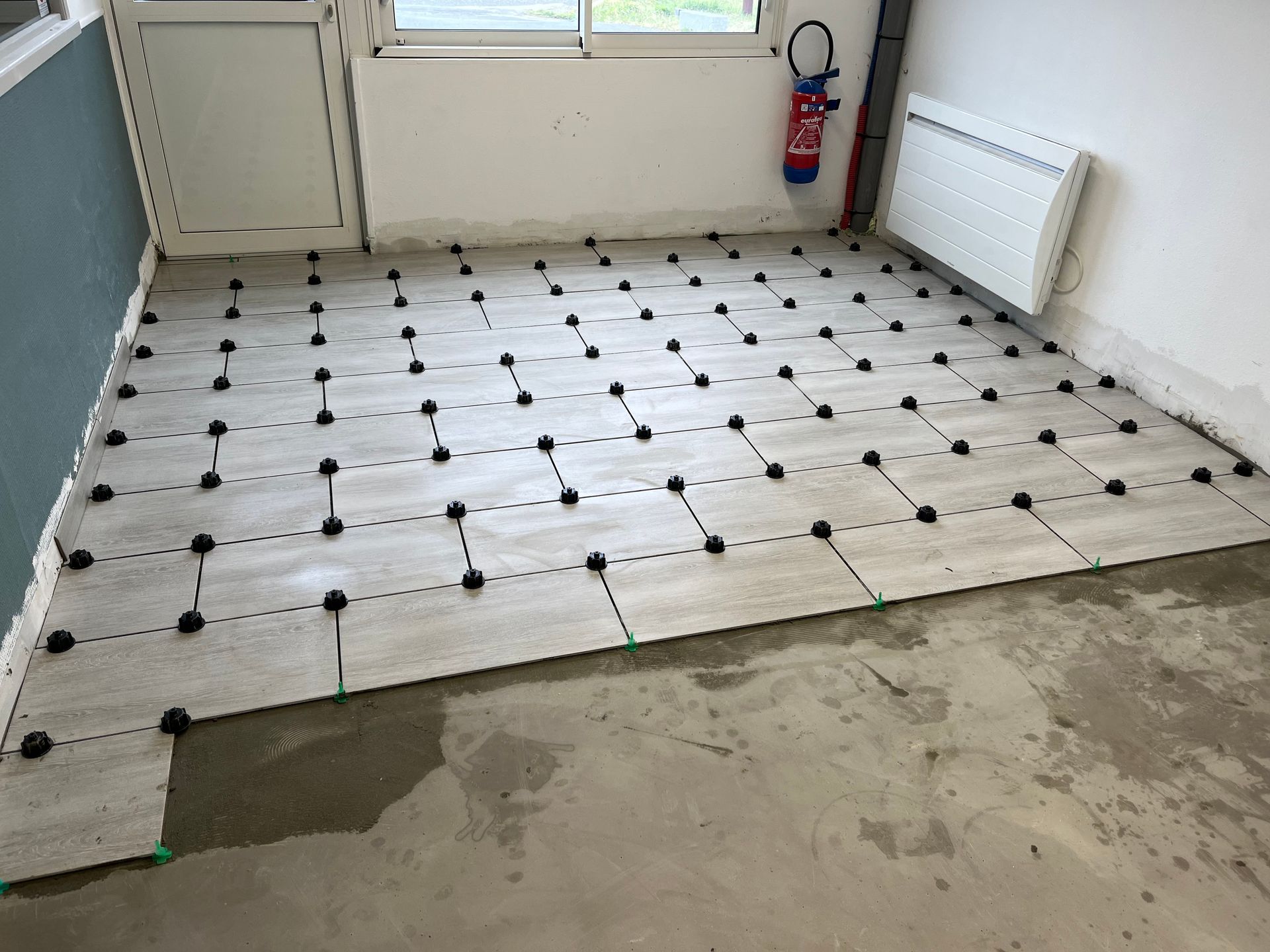 Photo de la pose d'un carrelage au sol