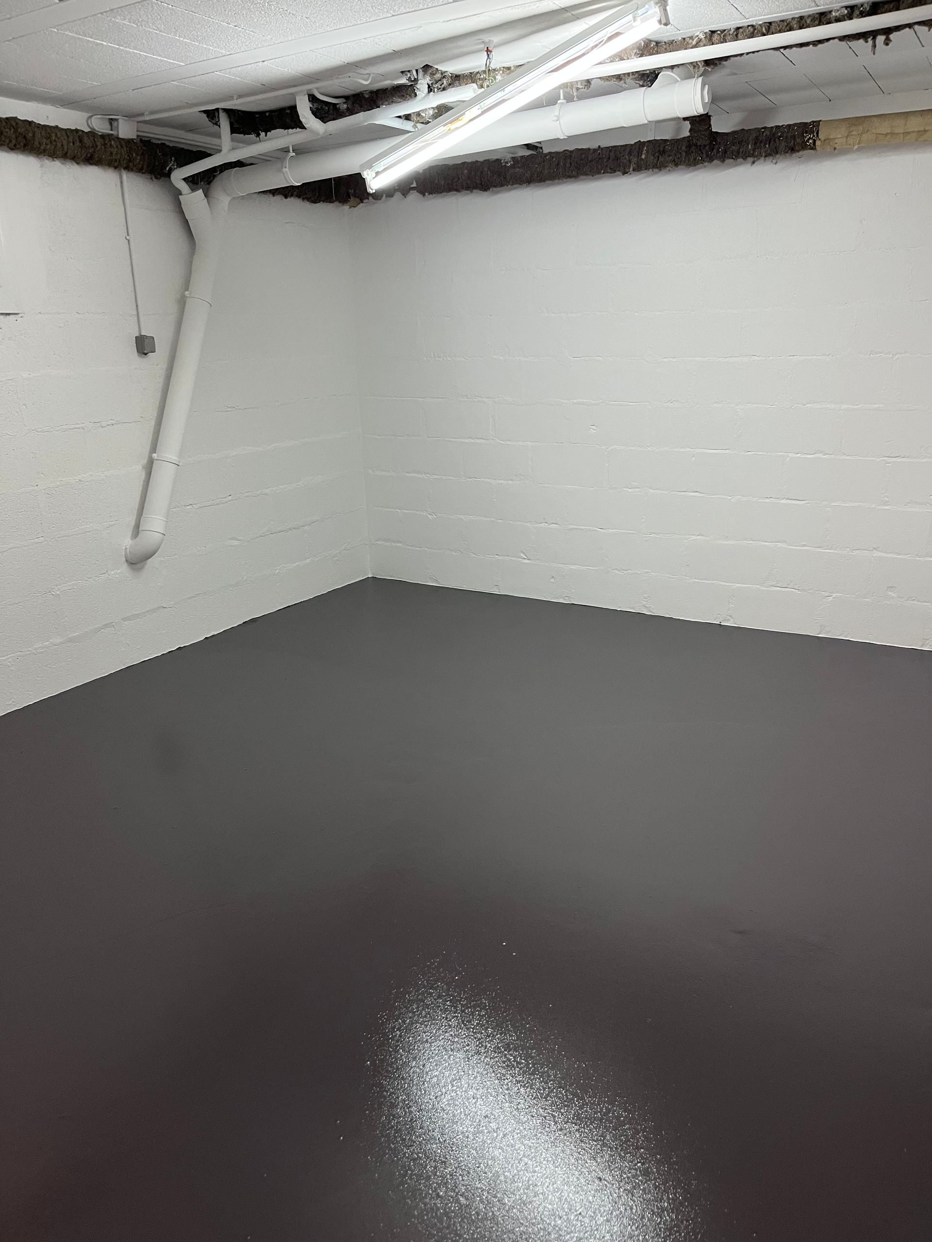 Photo d'une peinture noire au sol