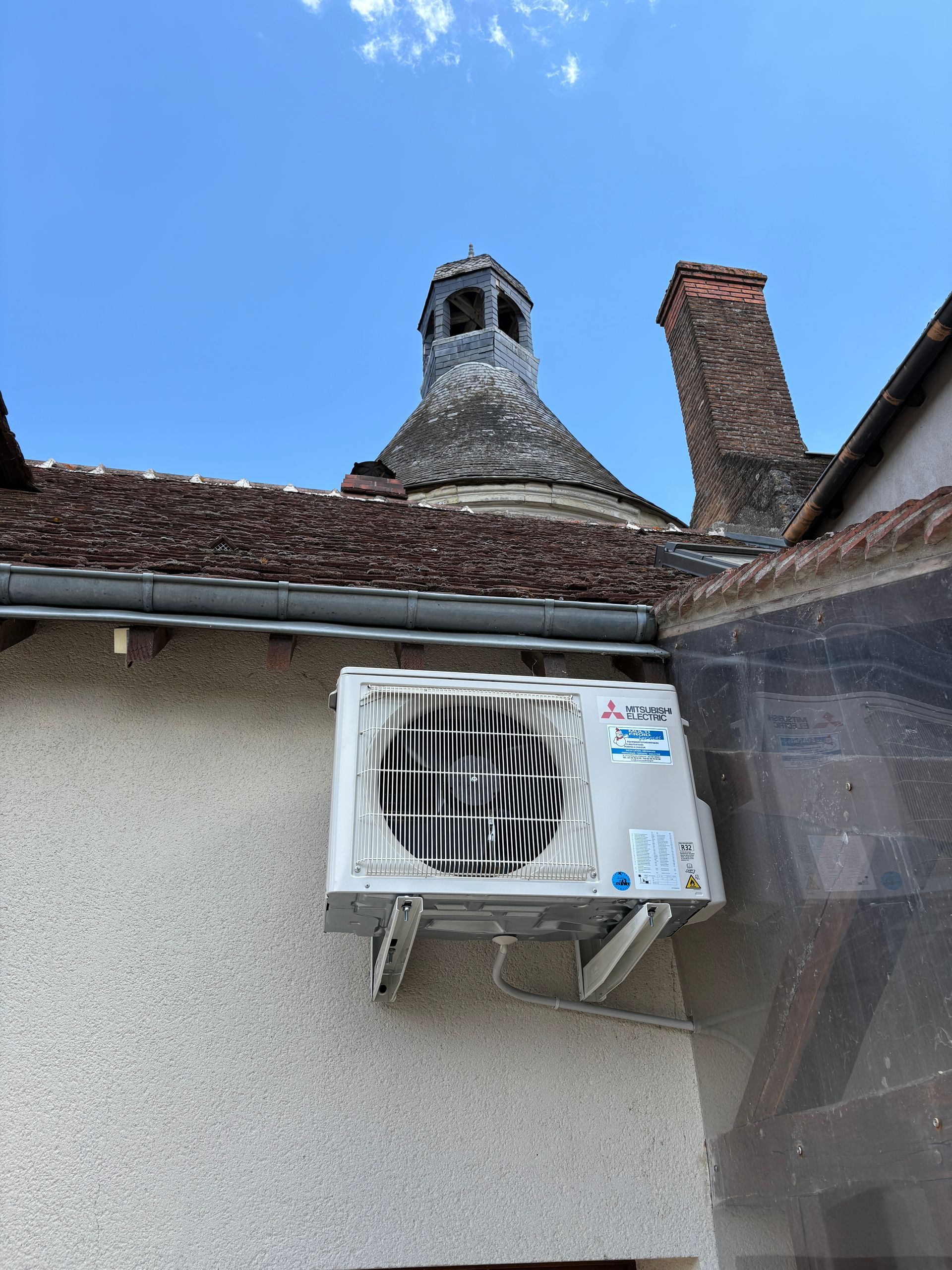 Installation d'un groupe extérieur Mitsubishi Electric en hauteur