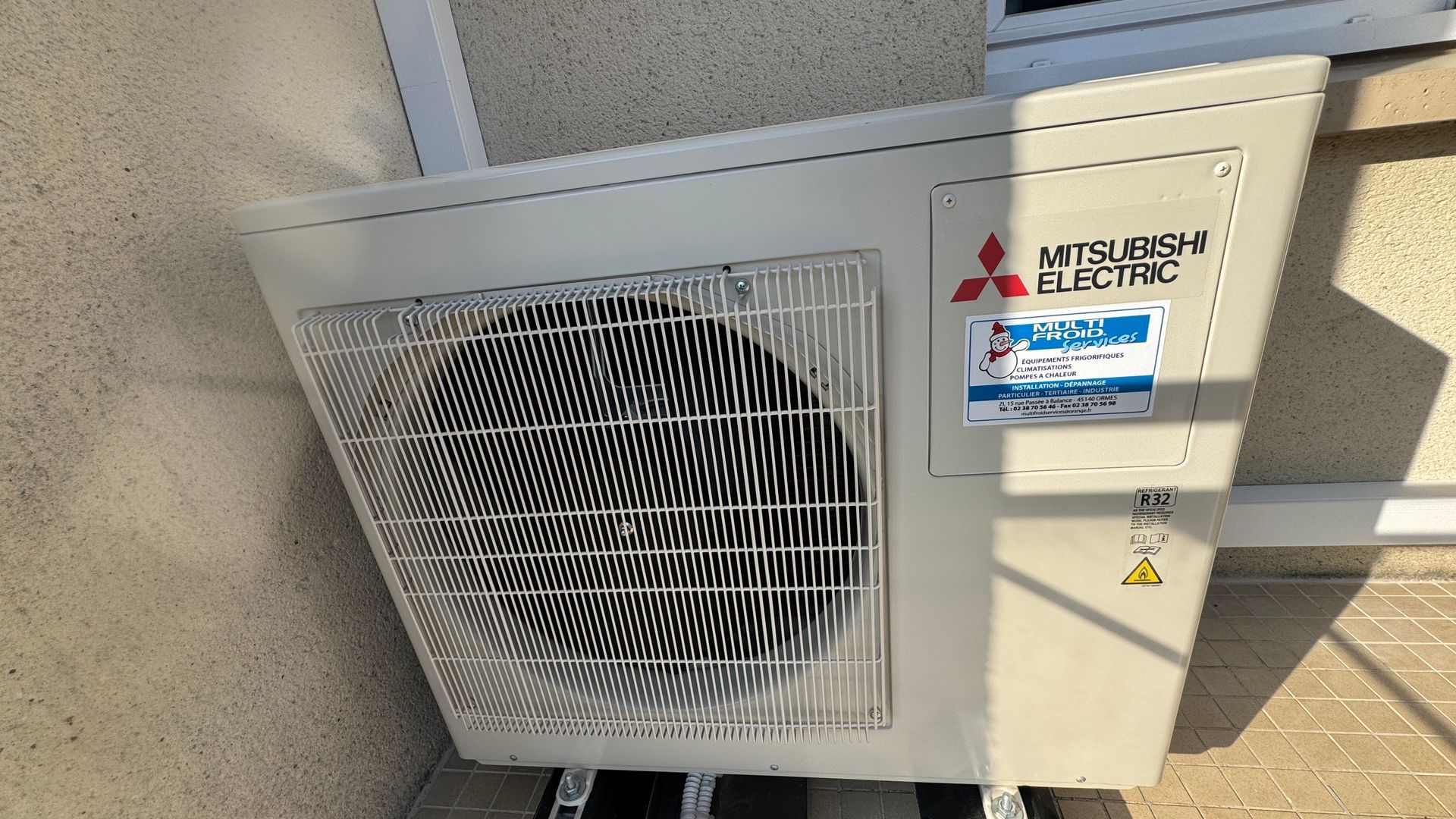 Pose d'un groupe extérieur Mitsubishi Electric sur un balcon