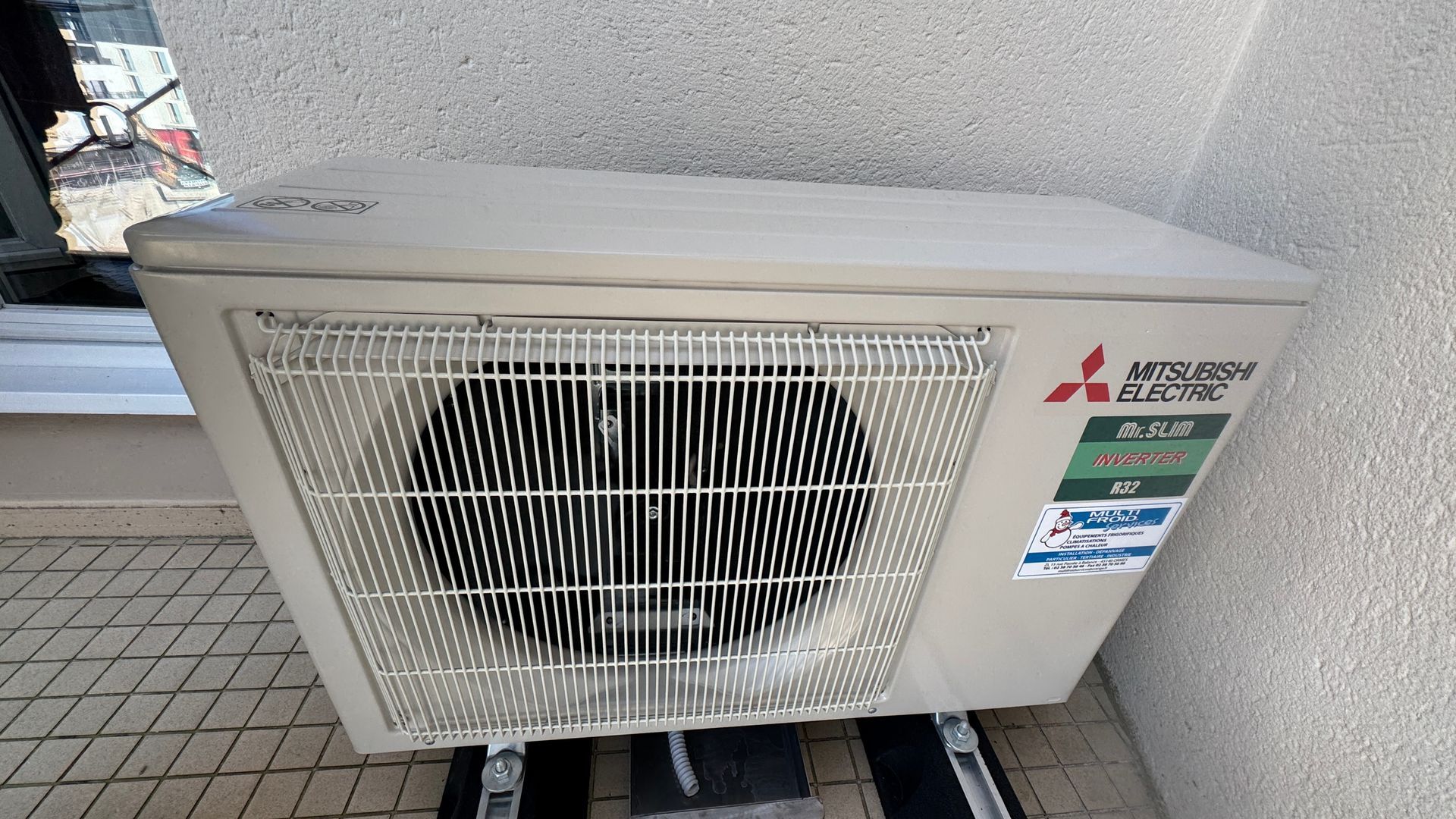 Pose d'un groupe extérieur Mitsubishi Electric sur un balcon