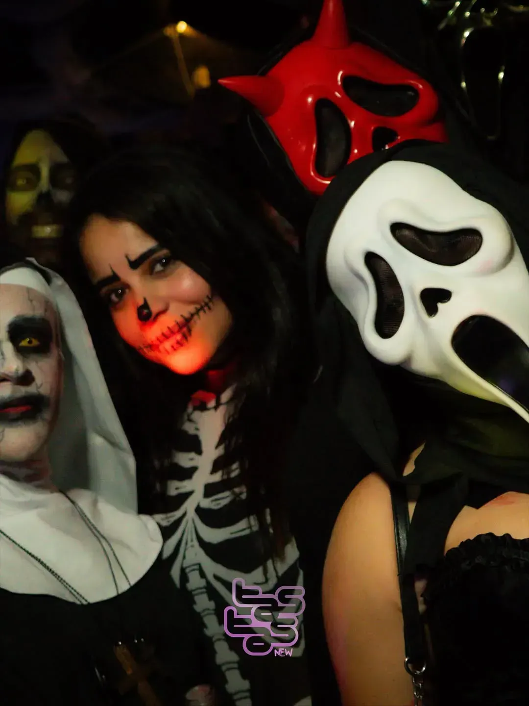 Personas con disfraces de Halloween: una monja, un esqueleto, una máscara de Scream y una máscara de diablo