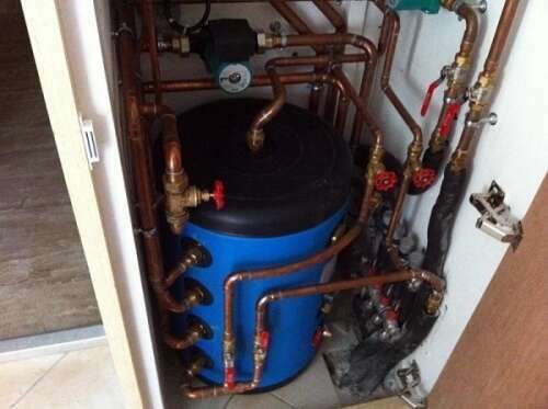 Un chauffe-eau bleu venant d'être installé.