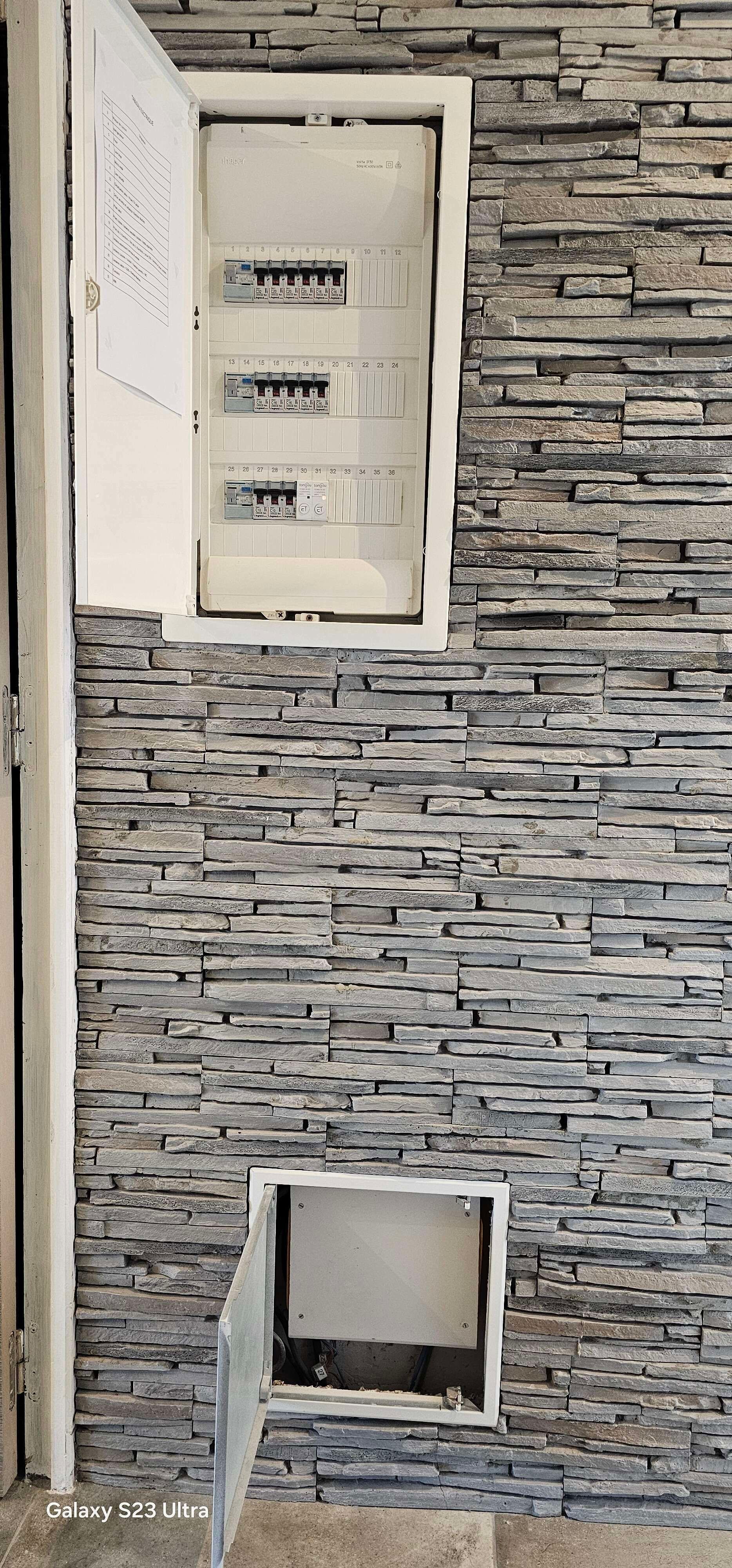 Une armoire électrique neuve dans une maison.