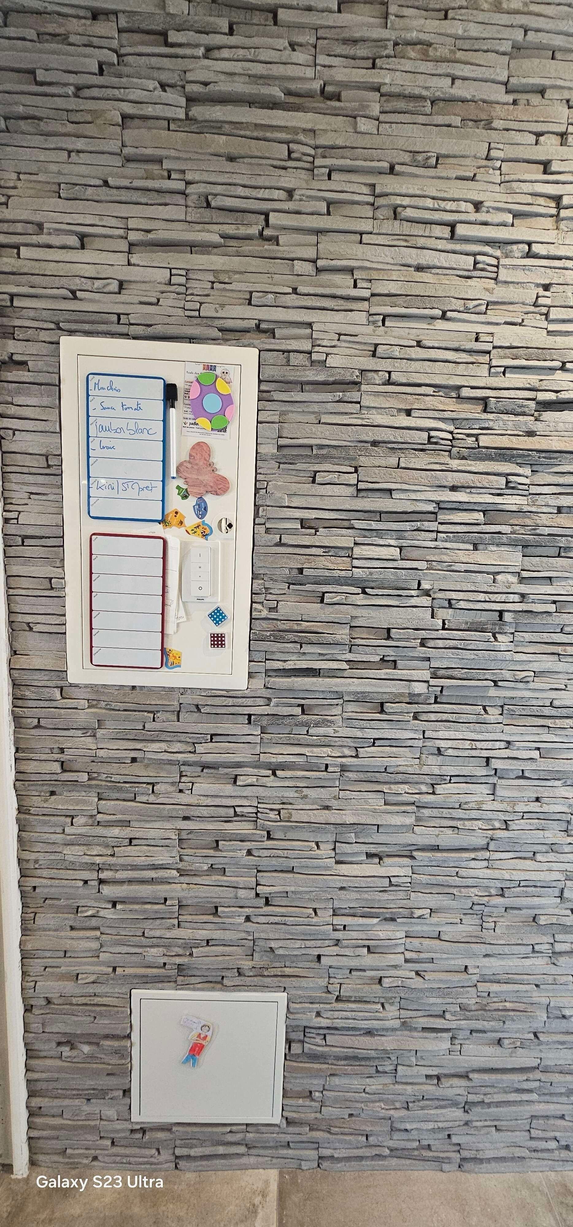 Un boîtier électrique accroché sur un mur.