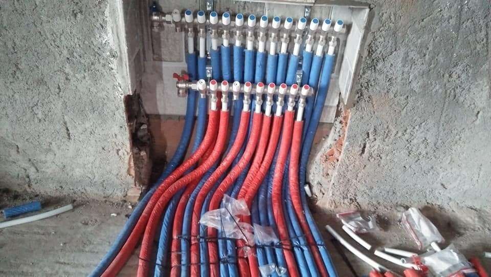 Des tuyaux de plomberie installés dans un garage.