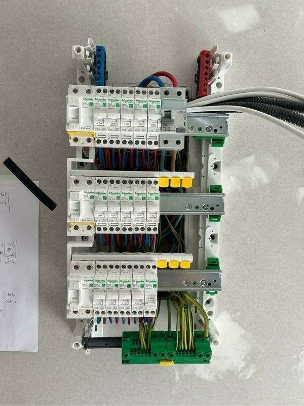 Aménagement d'une armoire électrique.
