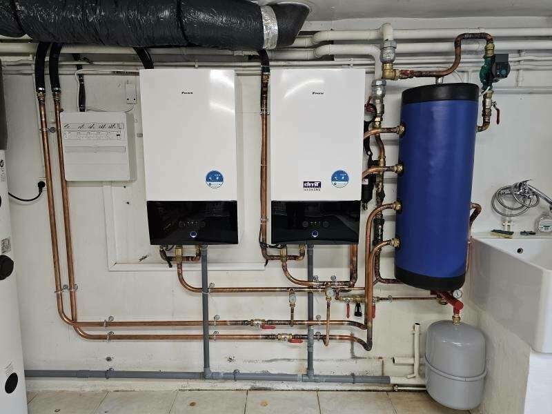 Un système de chauffage dans un garage.