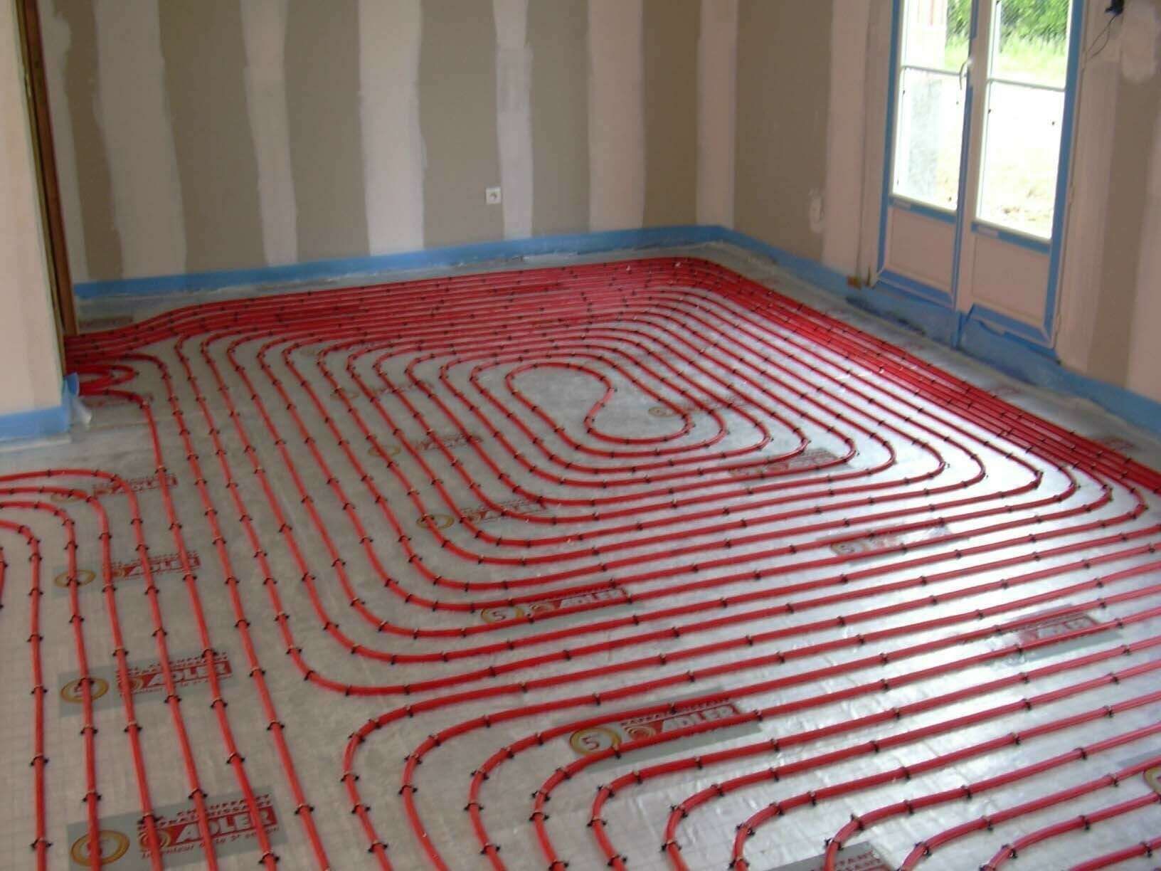 L'installation d'un système de chauffage au sol.