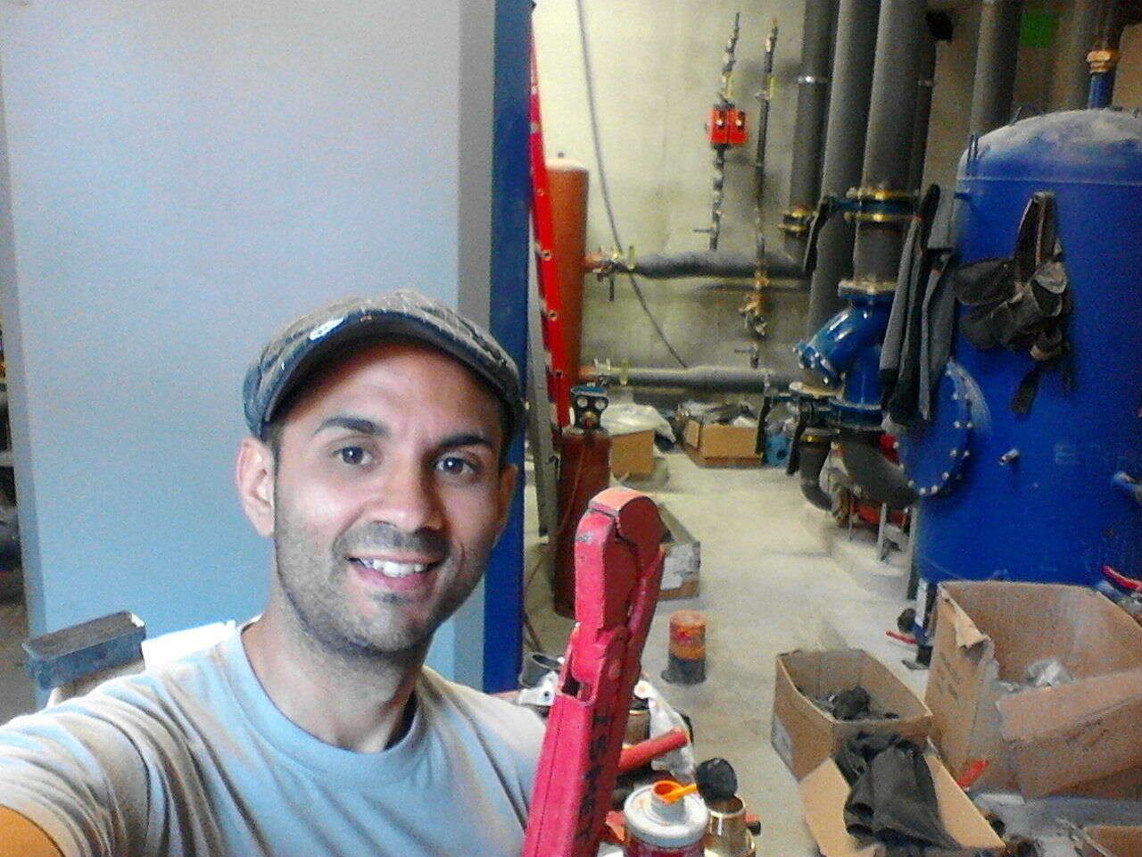 Alphonse Cortes rénovant un système de plomberie.